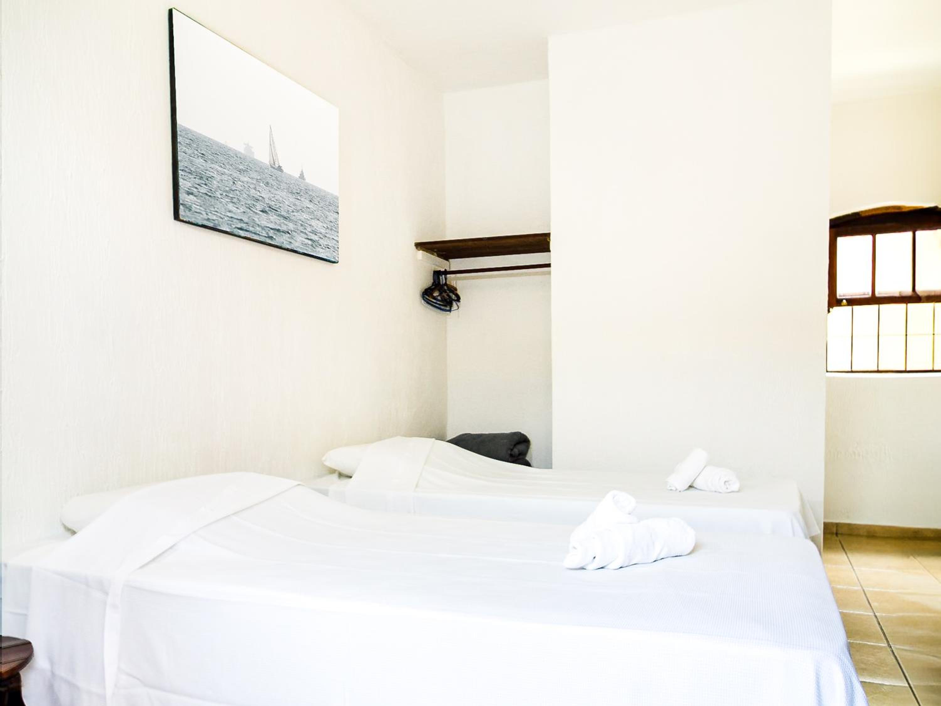 Economy Twin Room photo 2