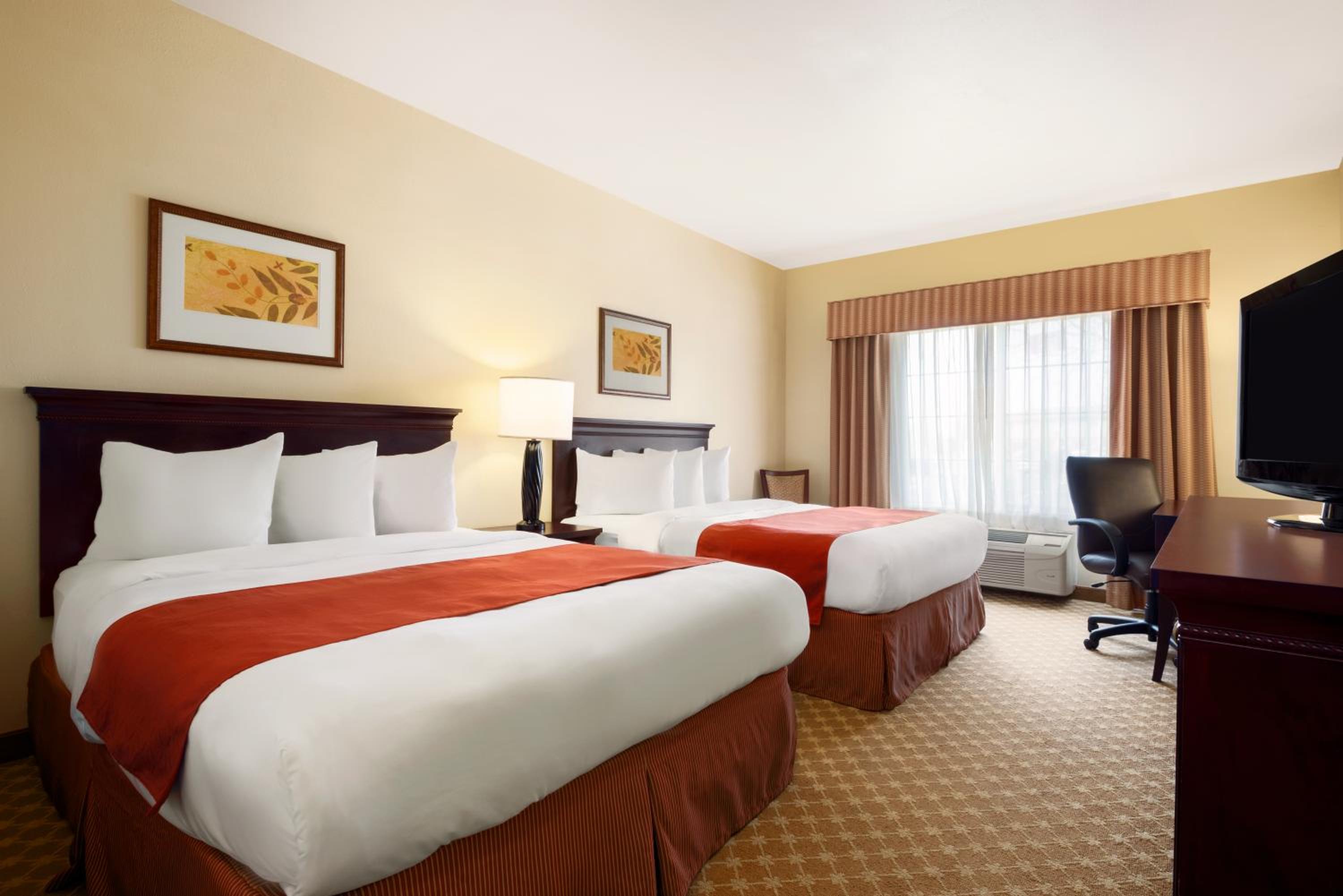 Queen Room with Two Queen Beds - Non-Smoking - Photo 1