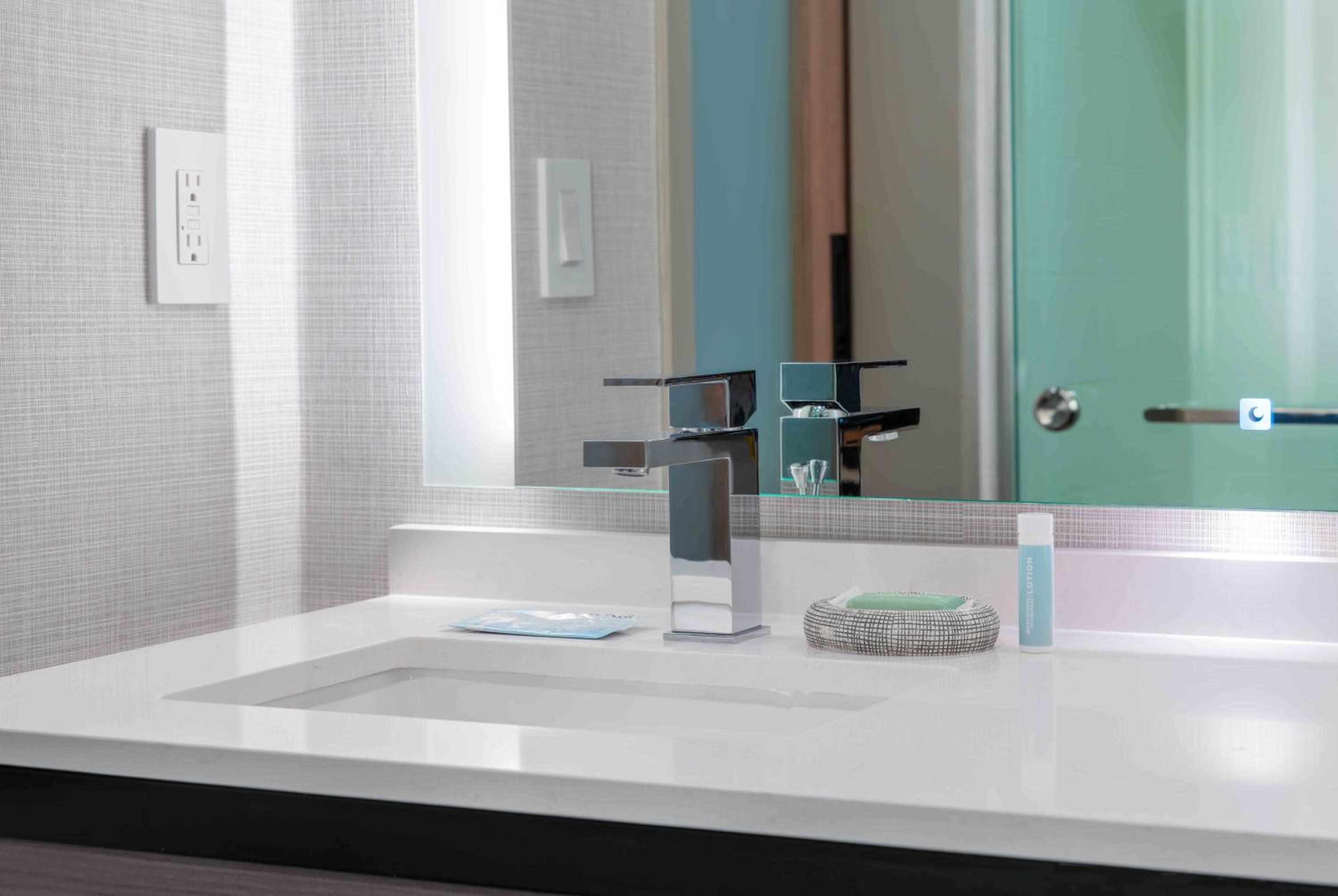 Queen Room with Bathtub and No View - Mobility and Hearing Accessible photo 2
