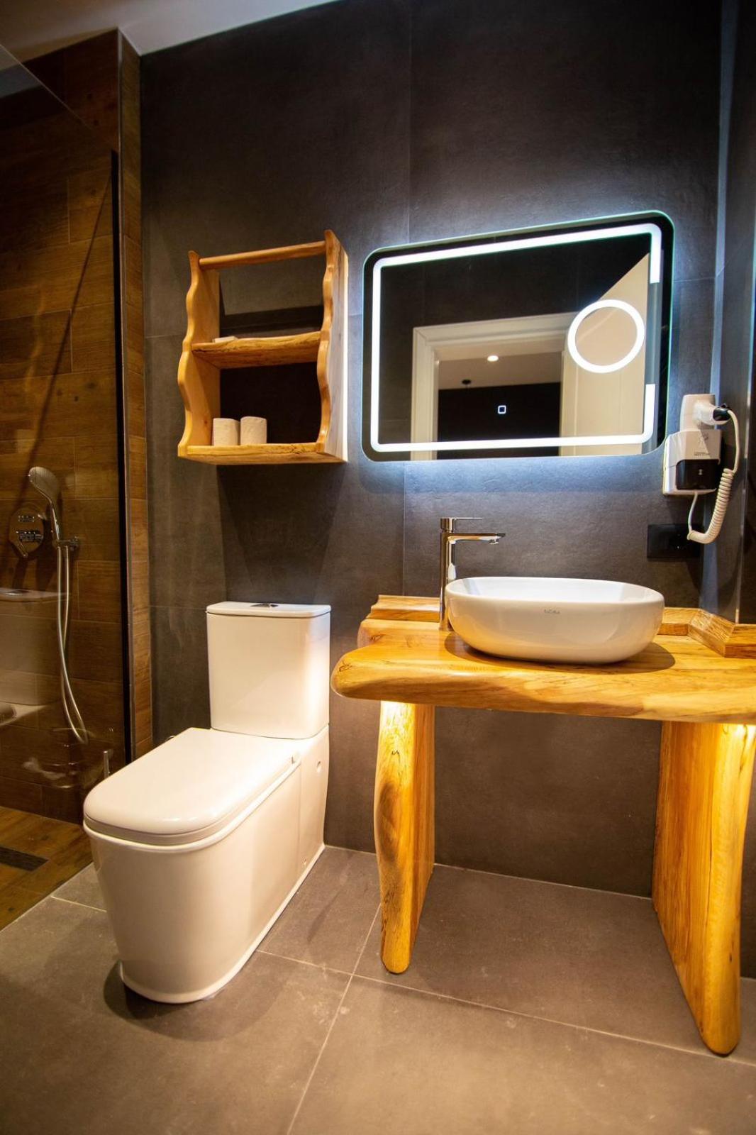 Deluxe Suite With Spa Bath photo 2