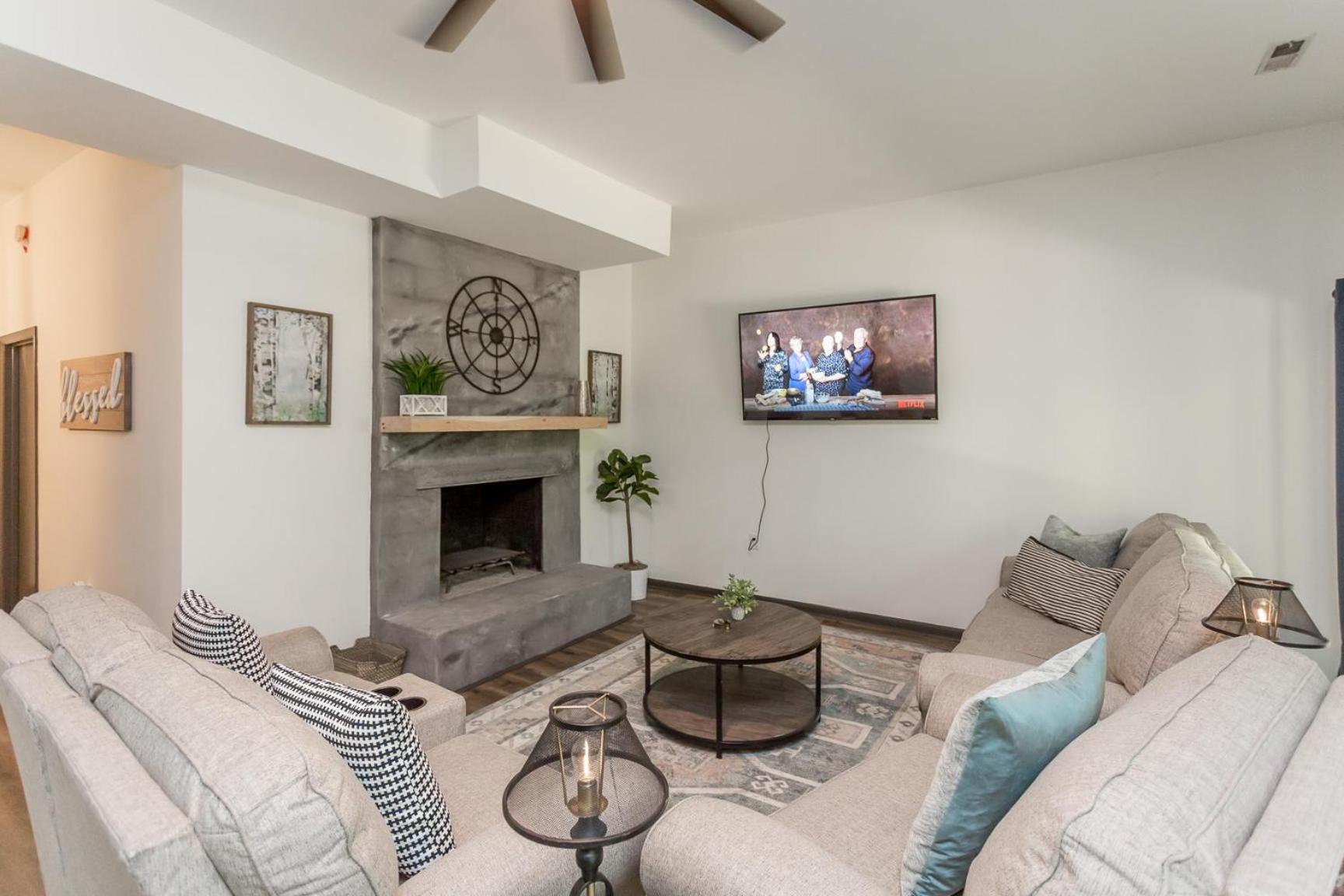 Seven-Bedroom House photo 2