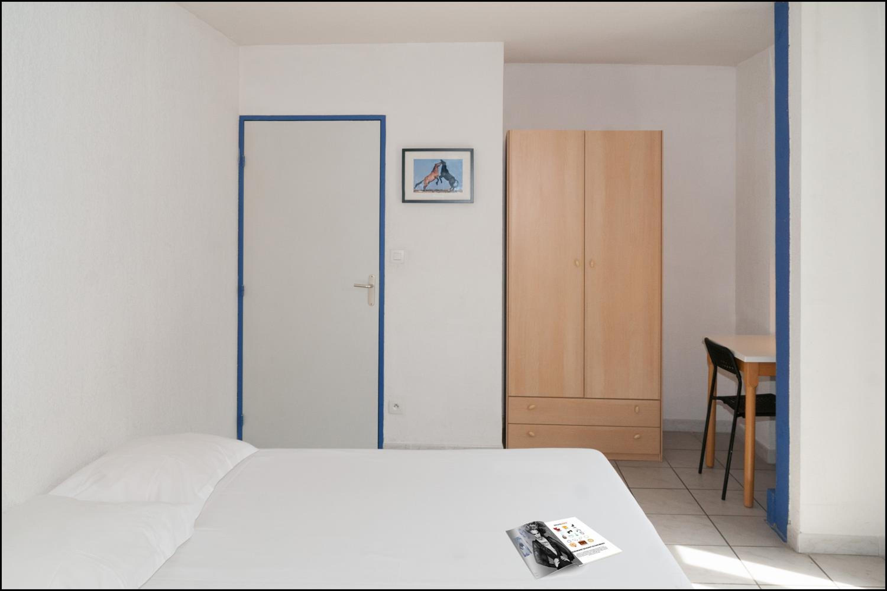 One-Bedroom Apartment - Photo 1