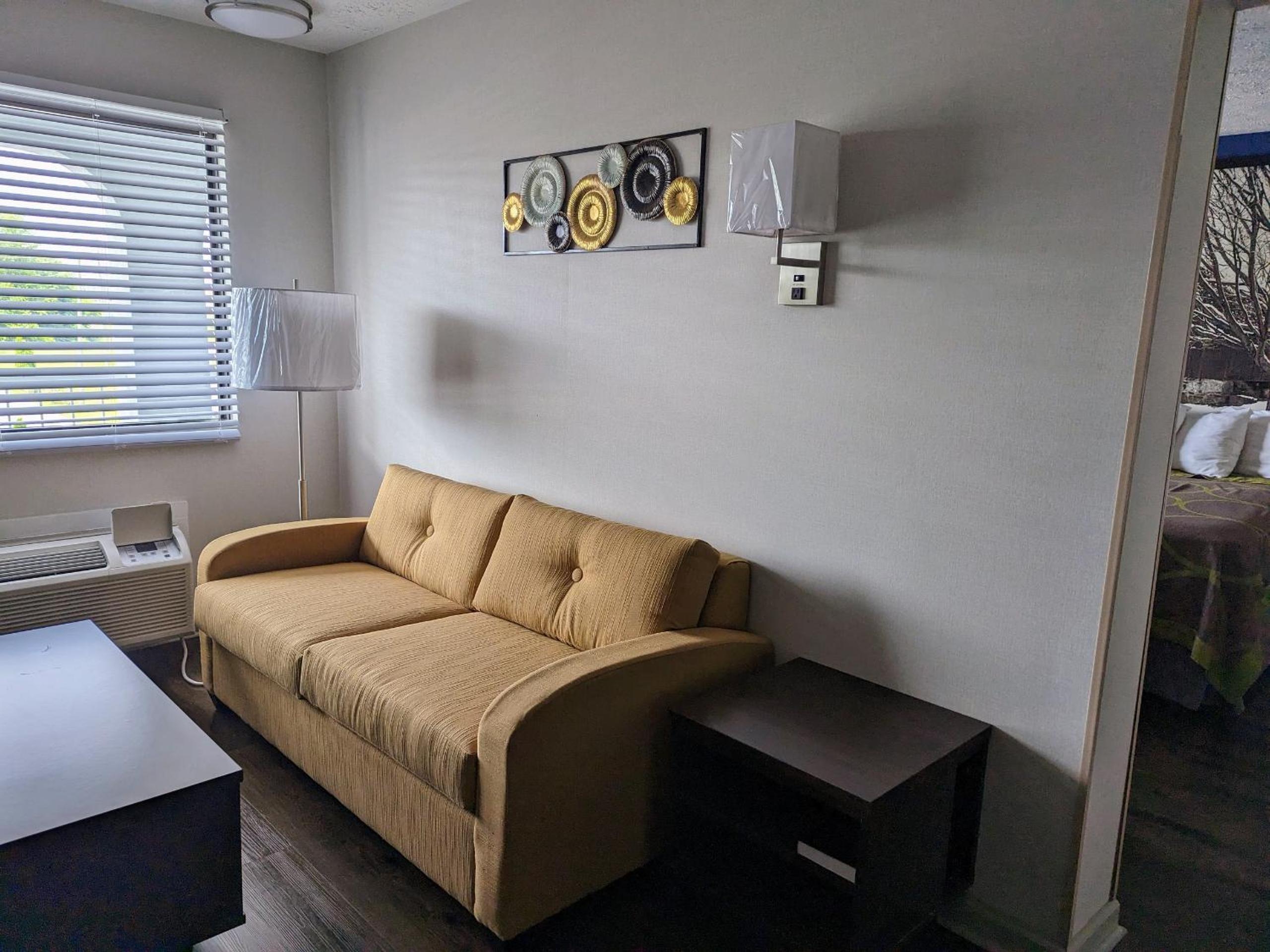 Efficiency Queen Room - Non-Smoking - Photo 7