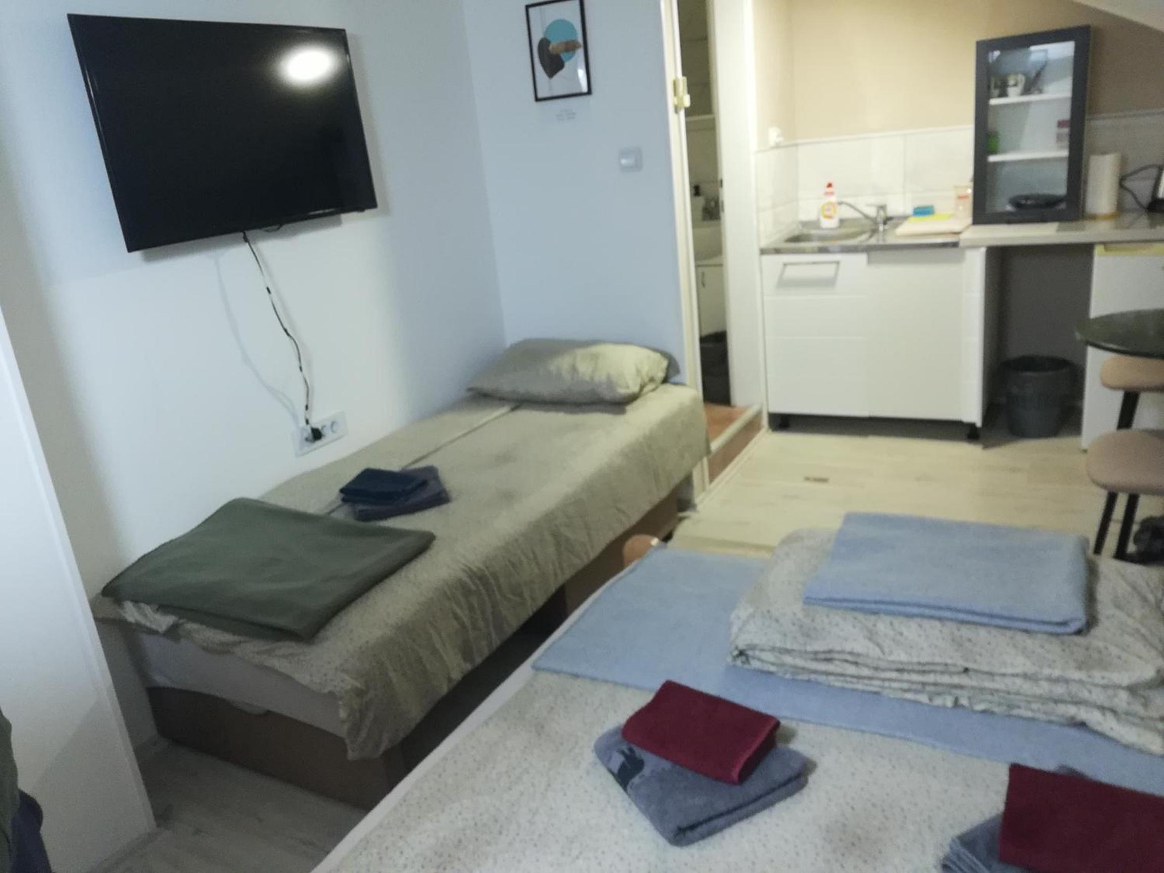 Economy Triple Room photo 3