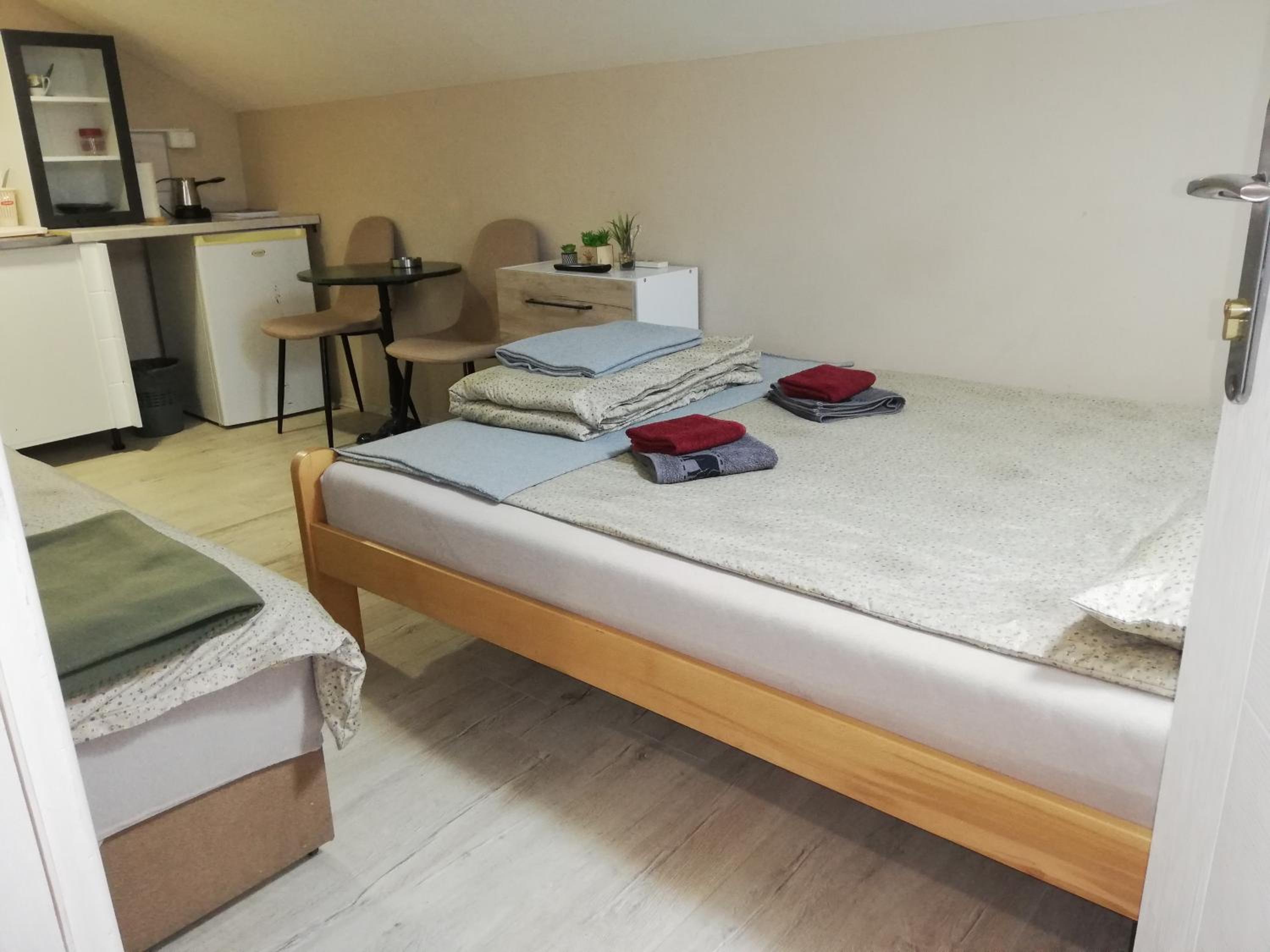 Economy Triple Room photo 2