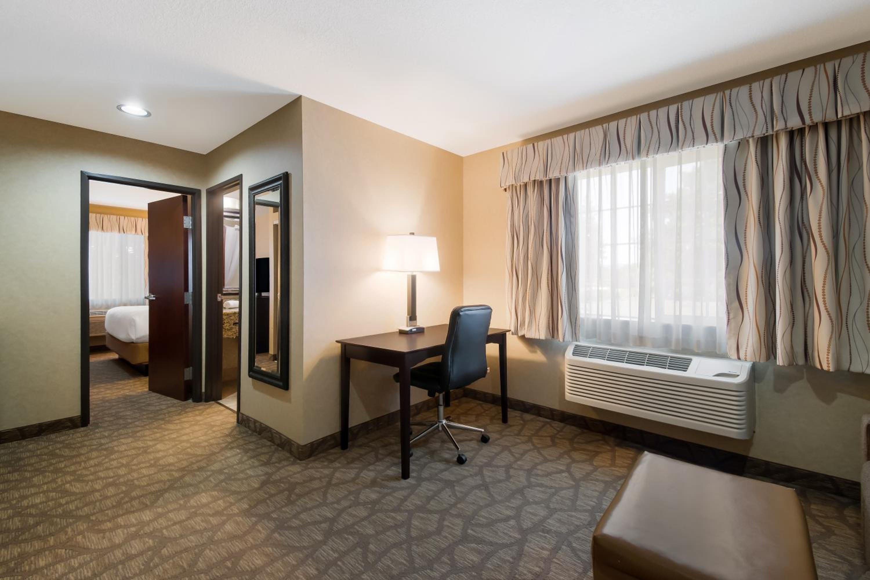 One-Bedroom King Suite with Sofa Bed and Wet Bar photo 2