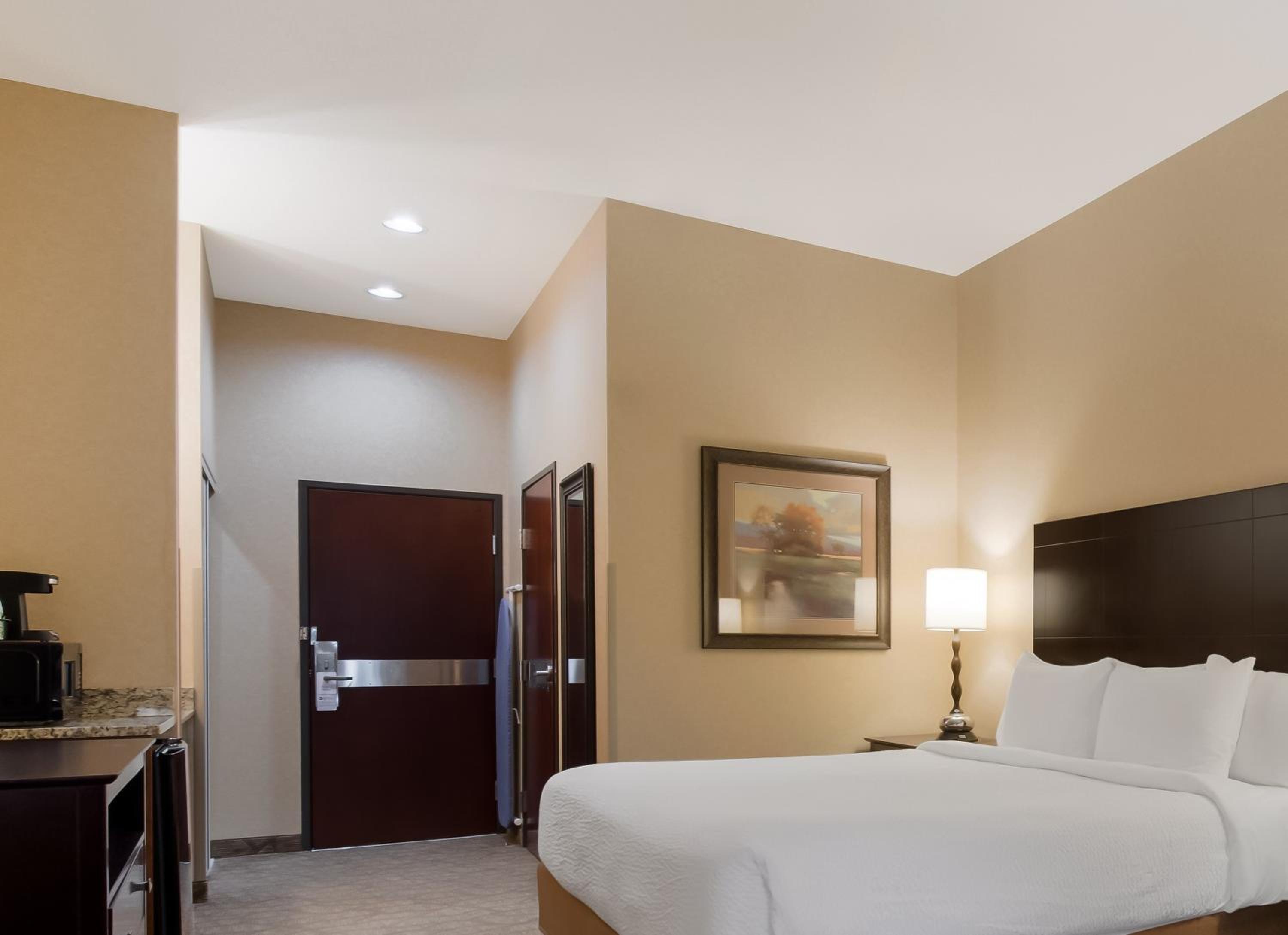 Queen Room with Two Queen Beds with Bath Tub - Mobility Accessible/Non-Smoking