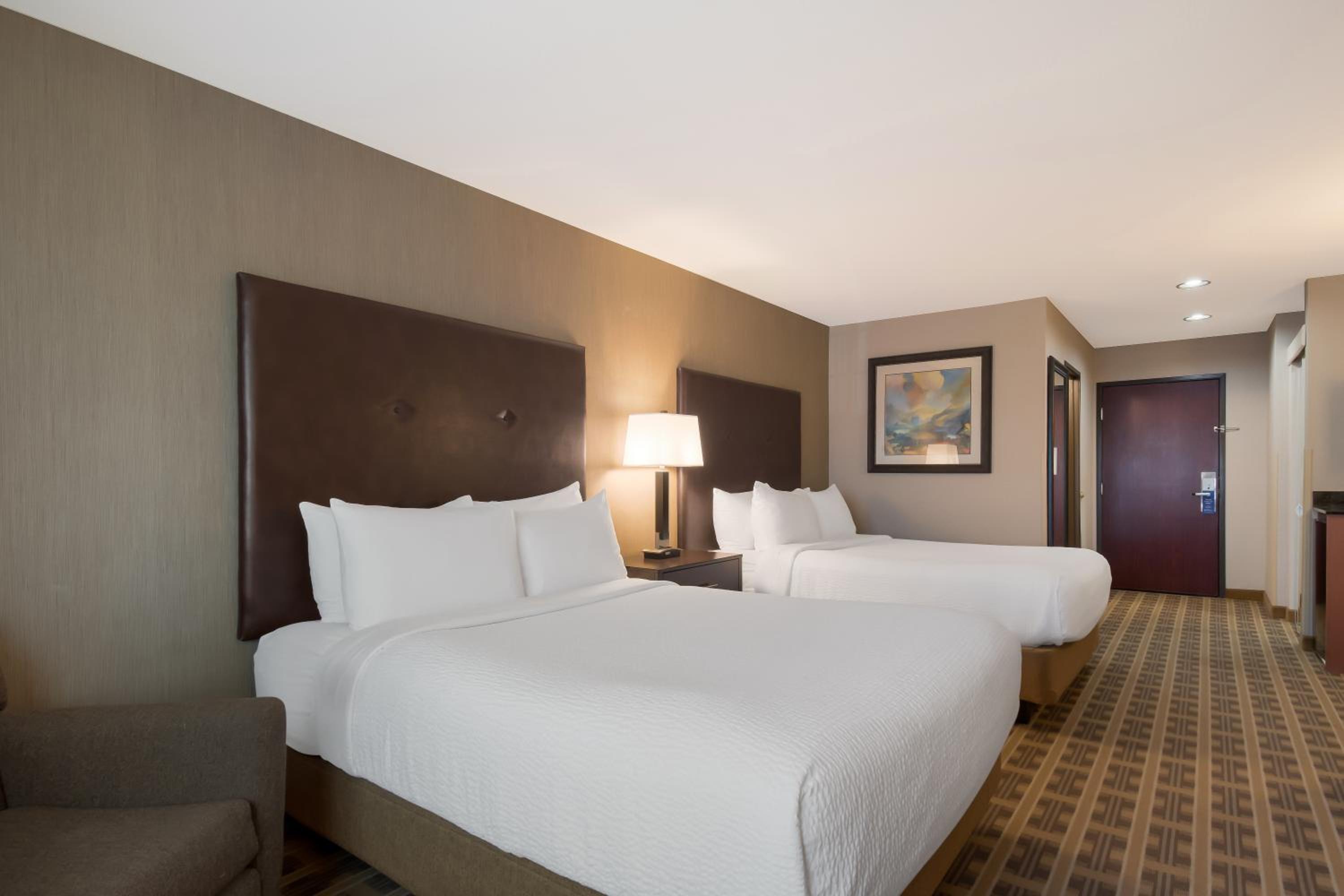 Queen Room with Two Queen Beds - Non-Smoking photo 1