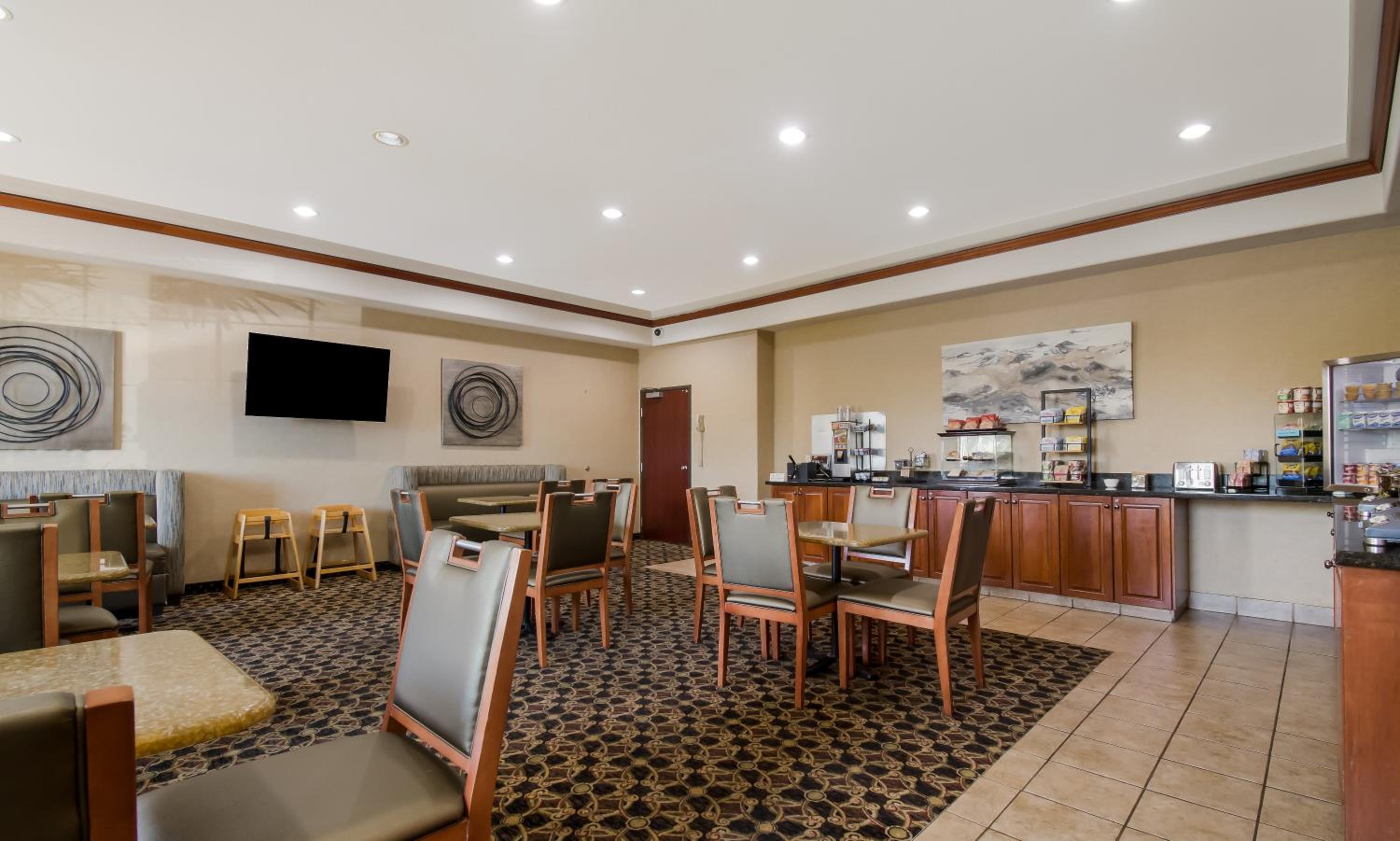 One-Bedroom King Suite with Sofa Bed and Full Kitchen photo 2