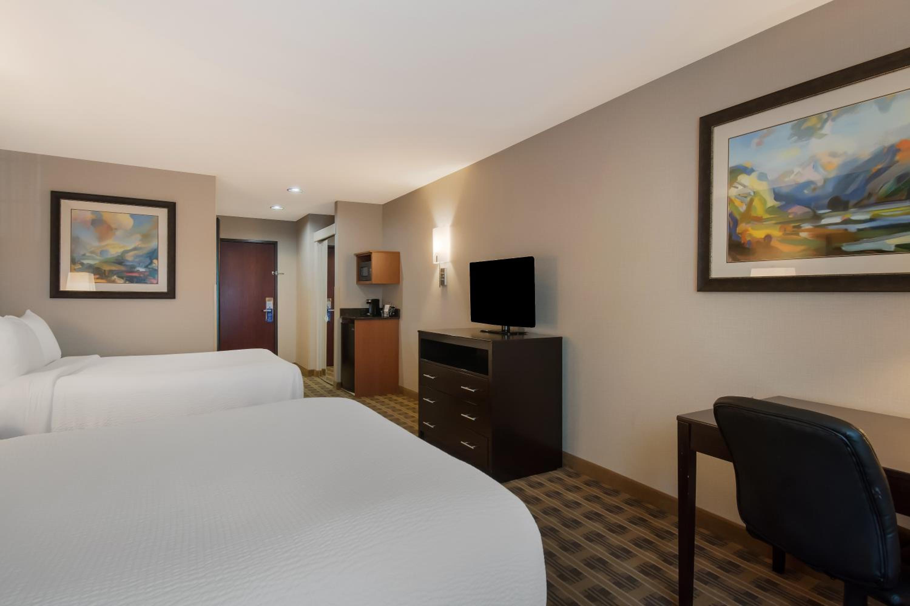 Queen Room with Two Queen Beds - Non-Smoking photo 3