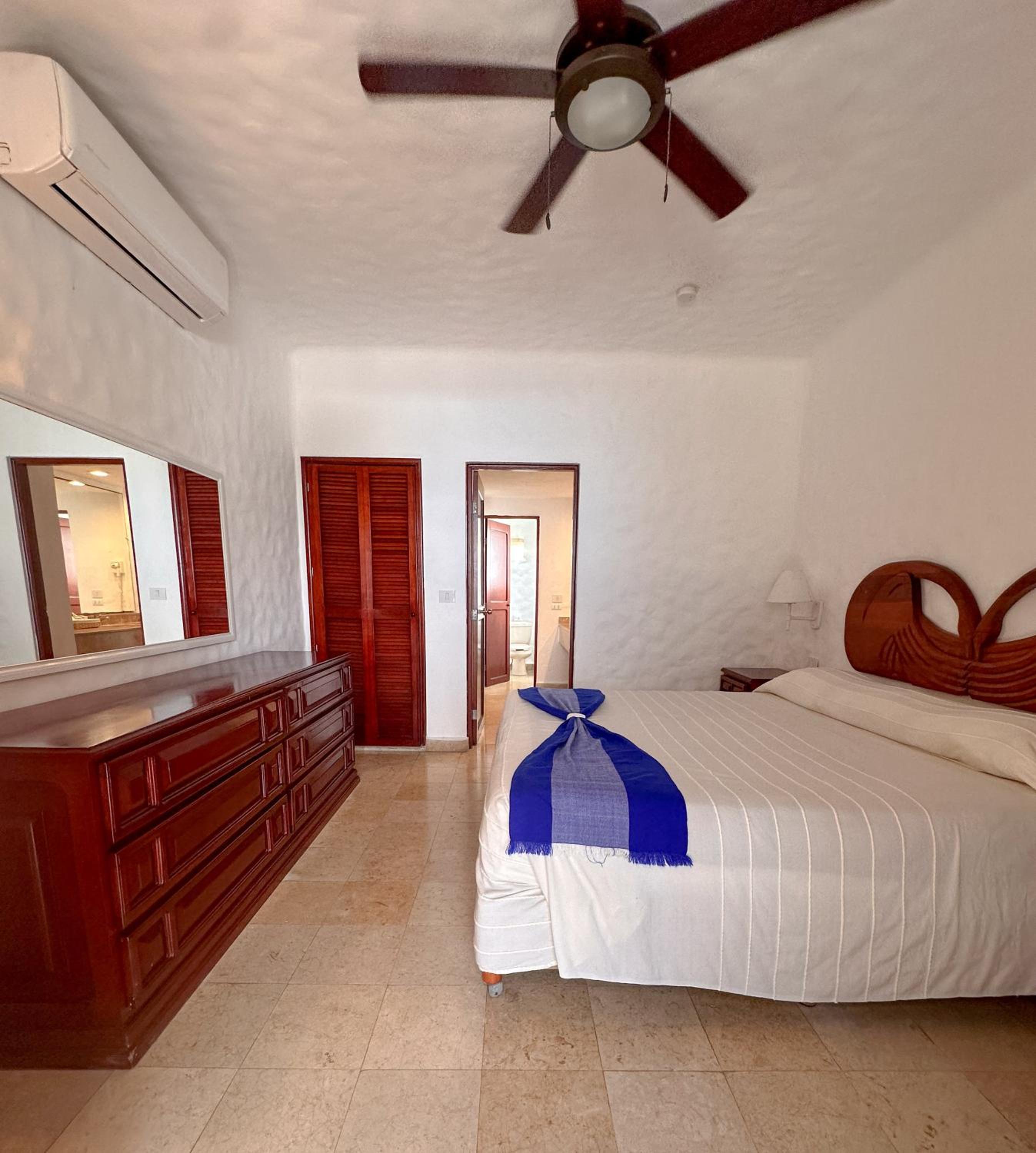 One-Bedroom Suite with Kitchenette  - Photo 2