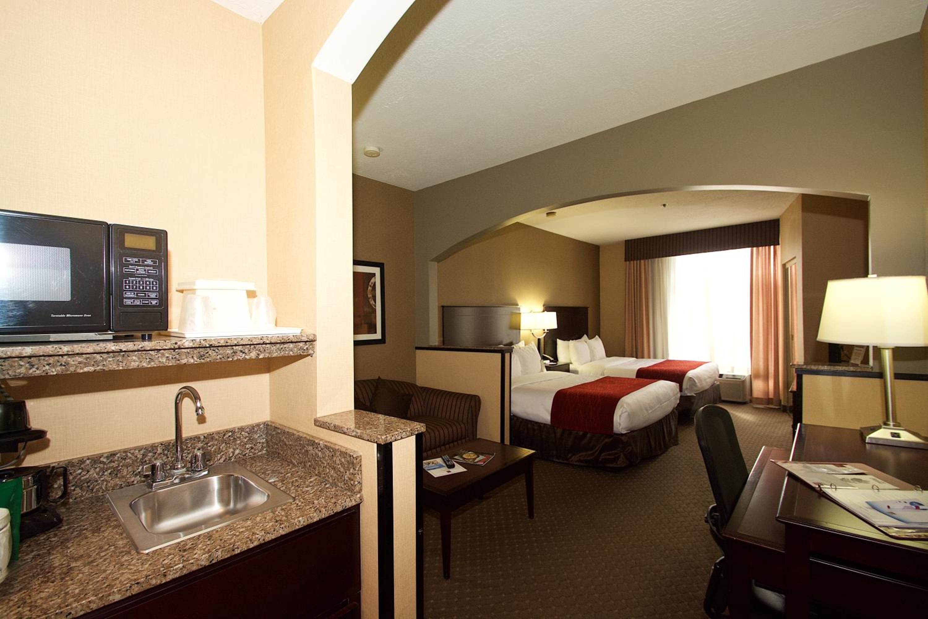 Queen Suite - Photo 2