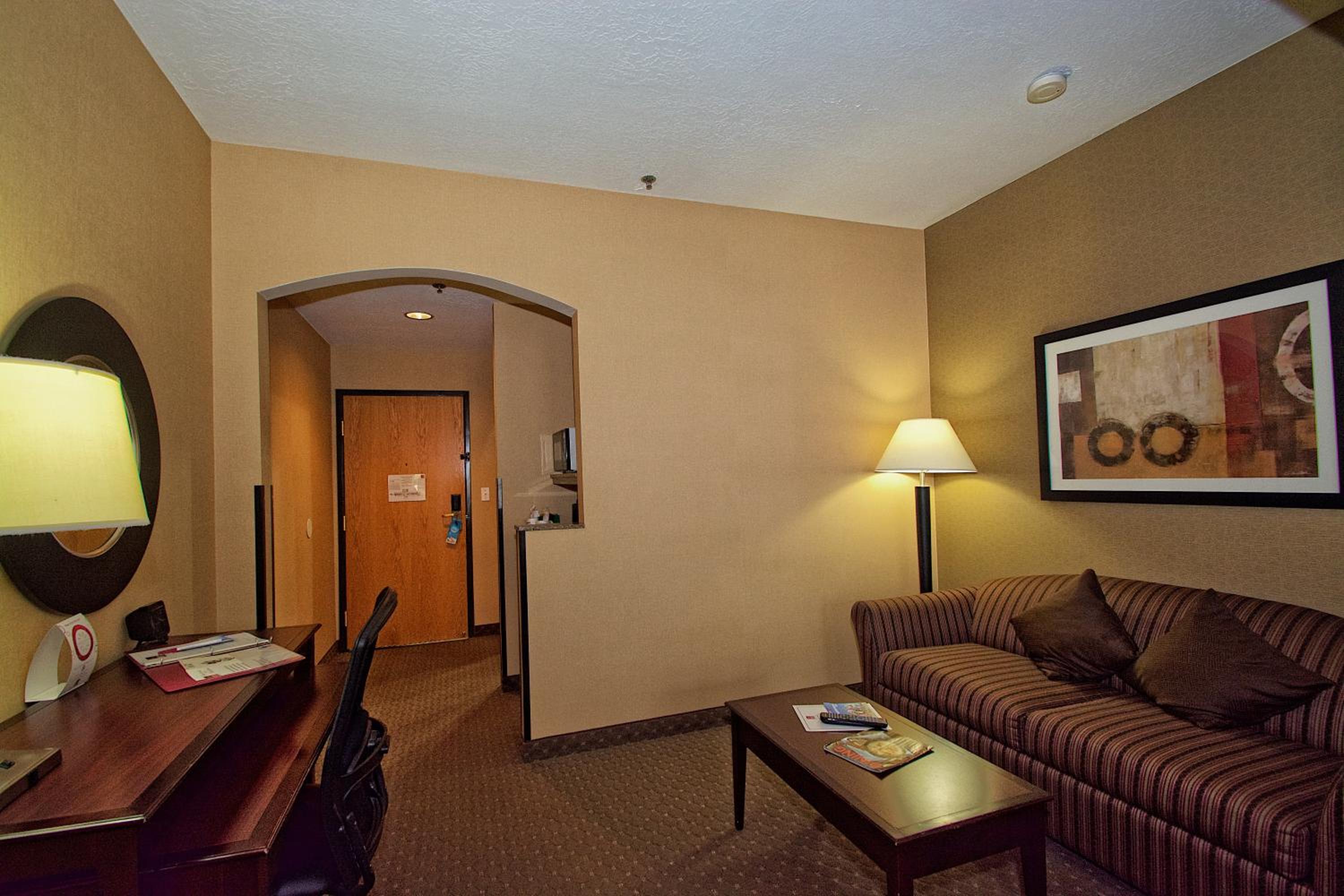 Queen Suite - Photo 3