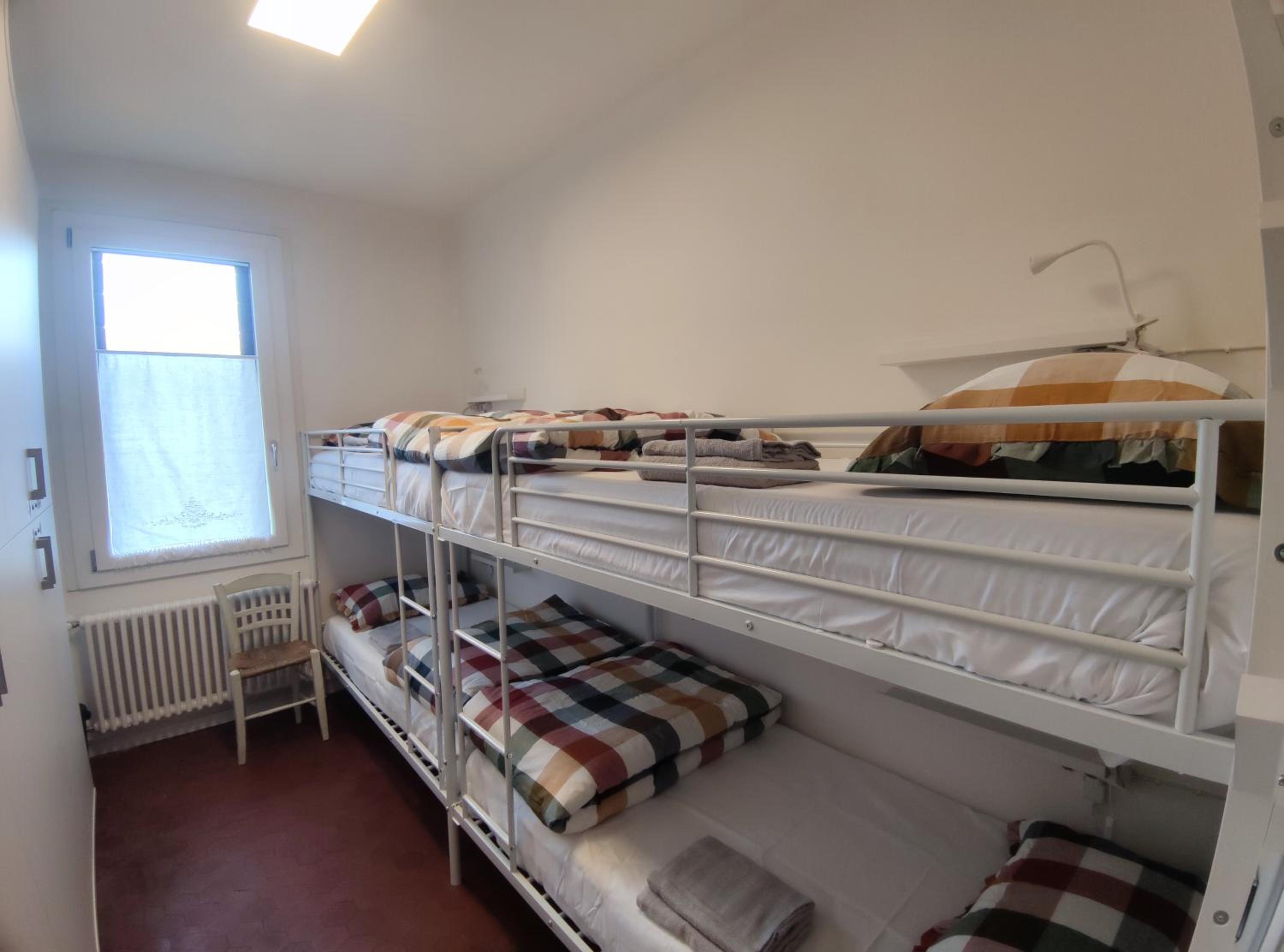 Bunk Bed in Mixed Dormitory Room
