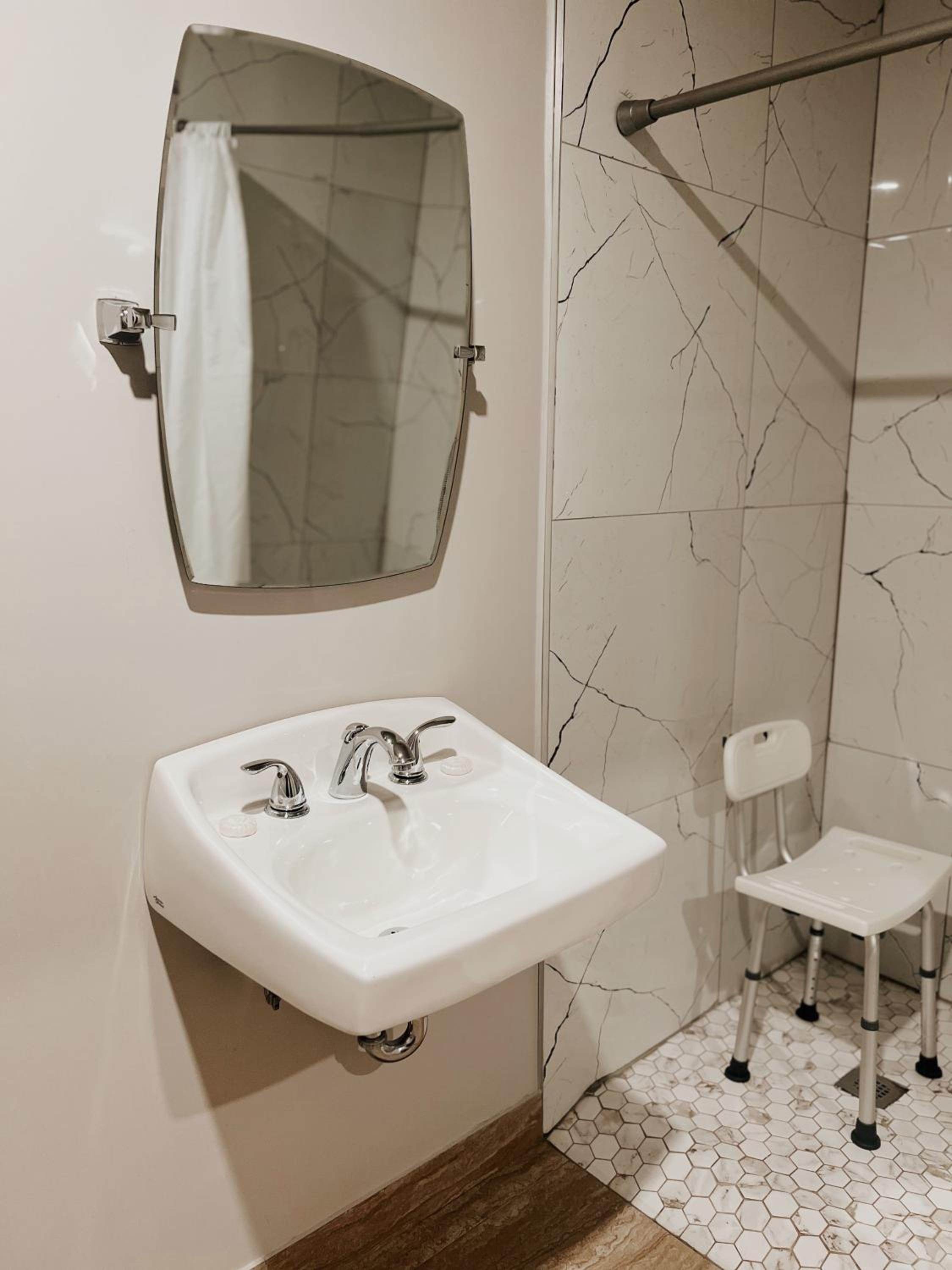Queen Room - Disability Access photo 2