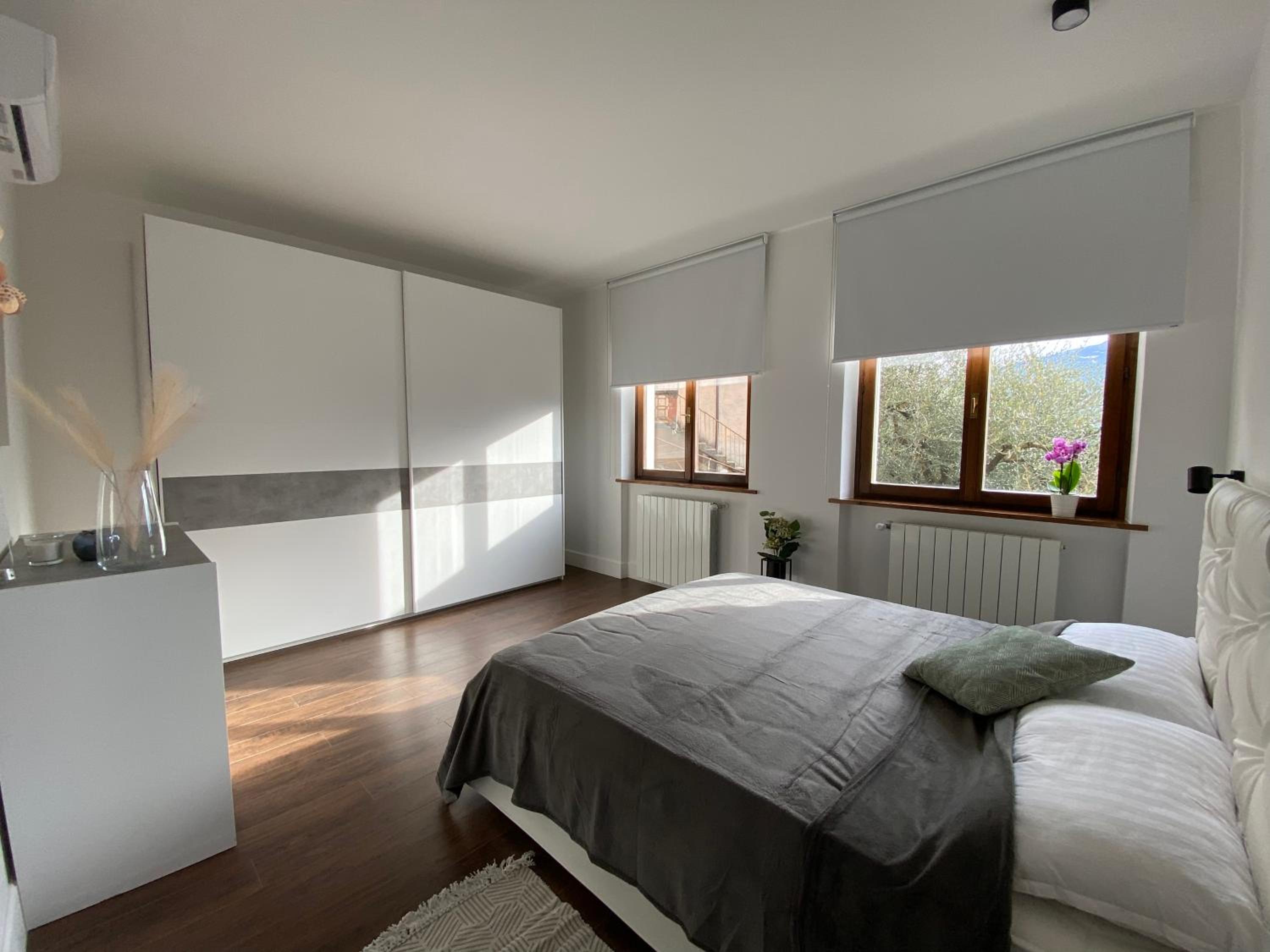 Family Room with Lake View photo 1
