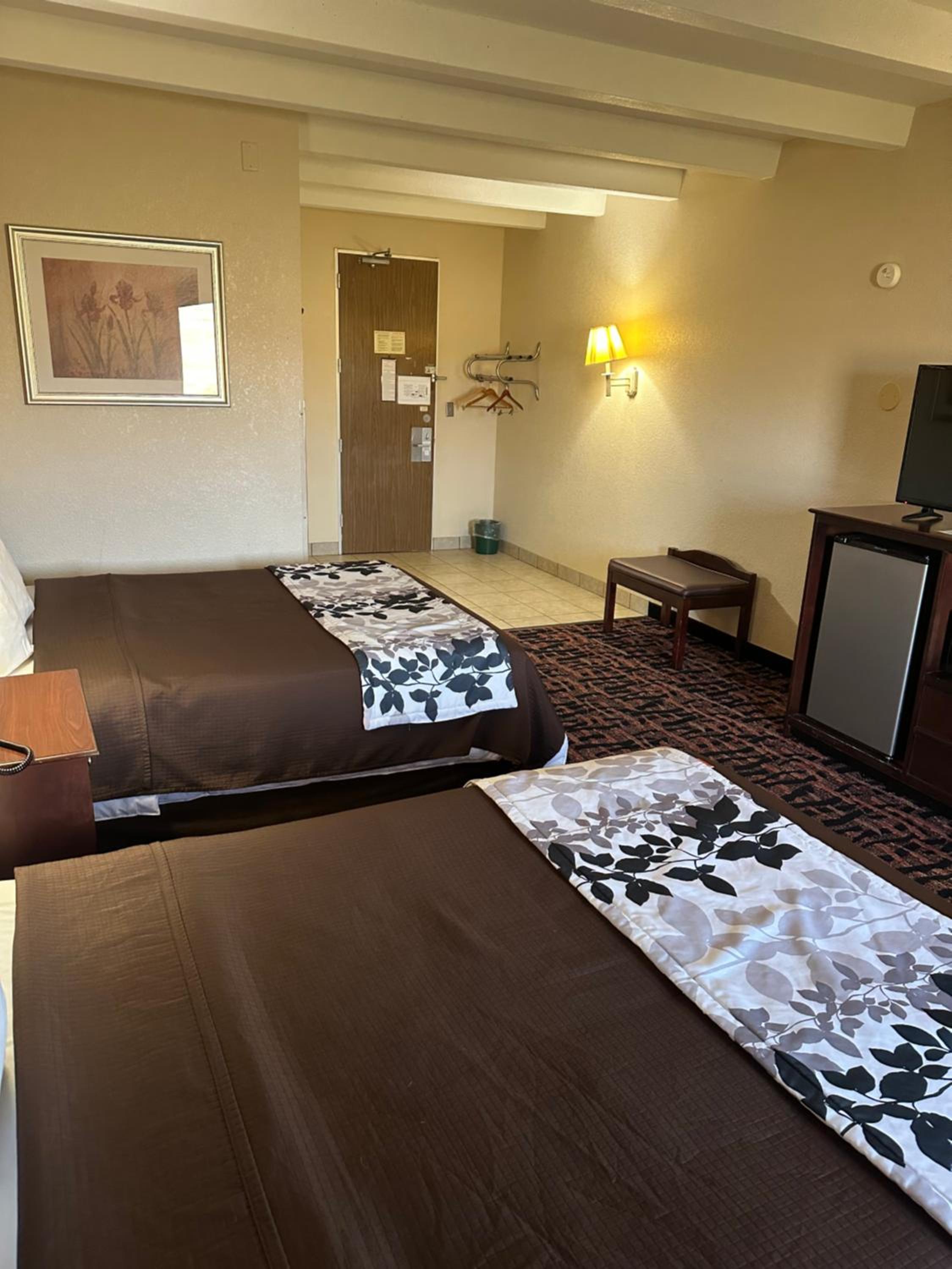 Queen Room With Two Queen Beds - Smoking photo 1