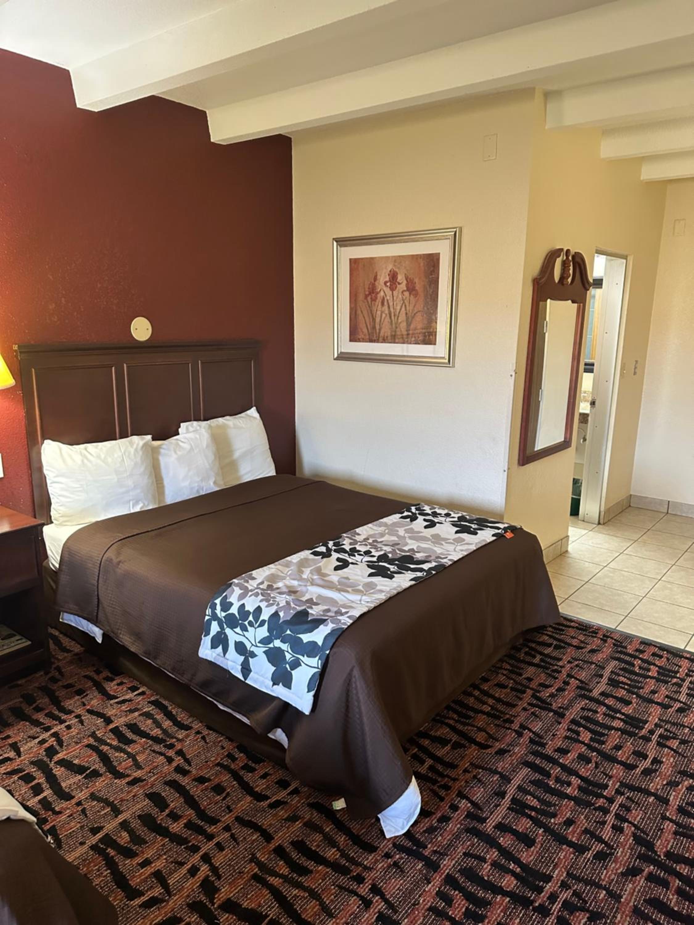 Queen Room With Two Queen Beds - Smoking photo 3