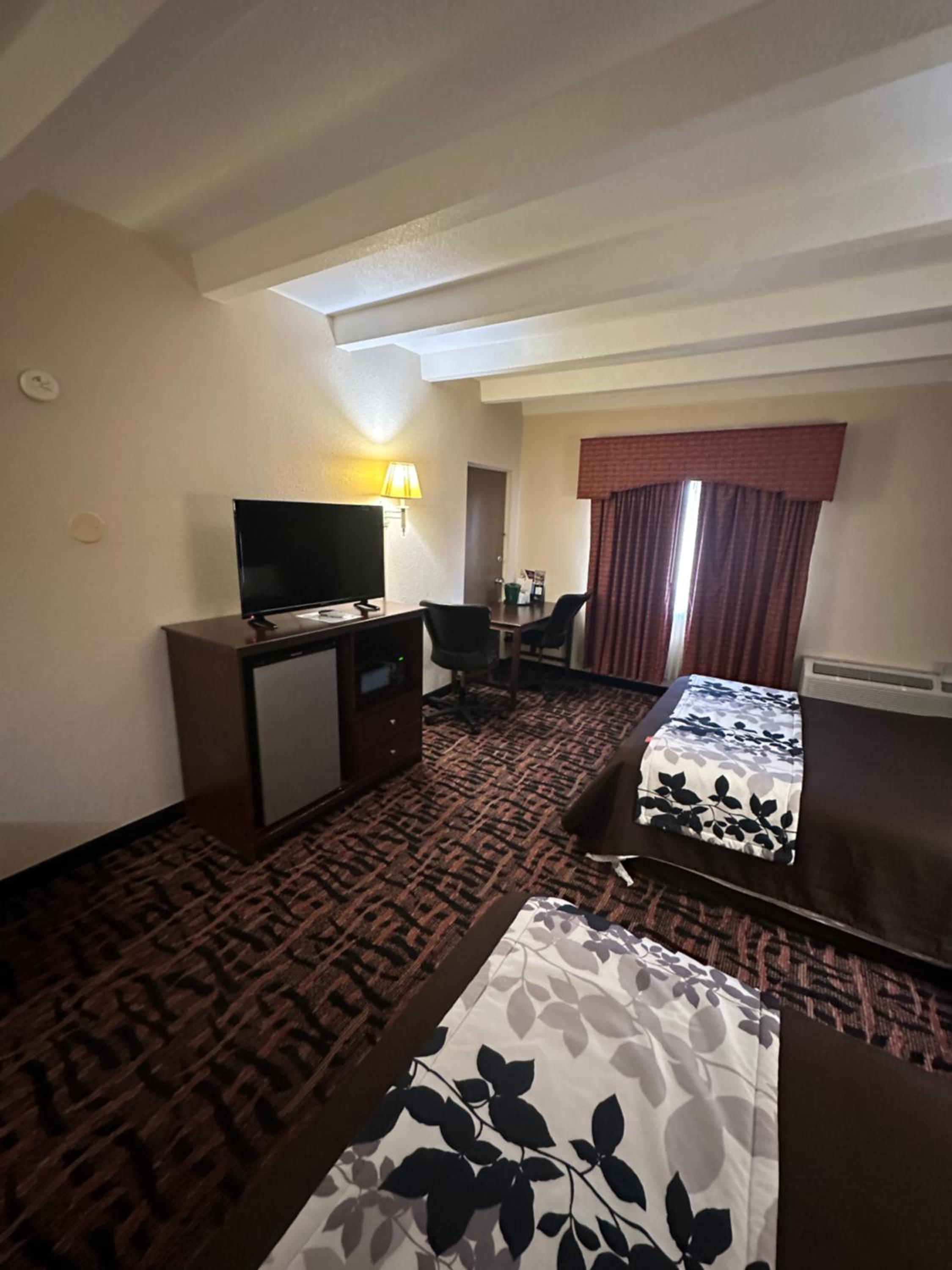 Queen Room With Two Queen Beds - Smoking photo 2
