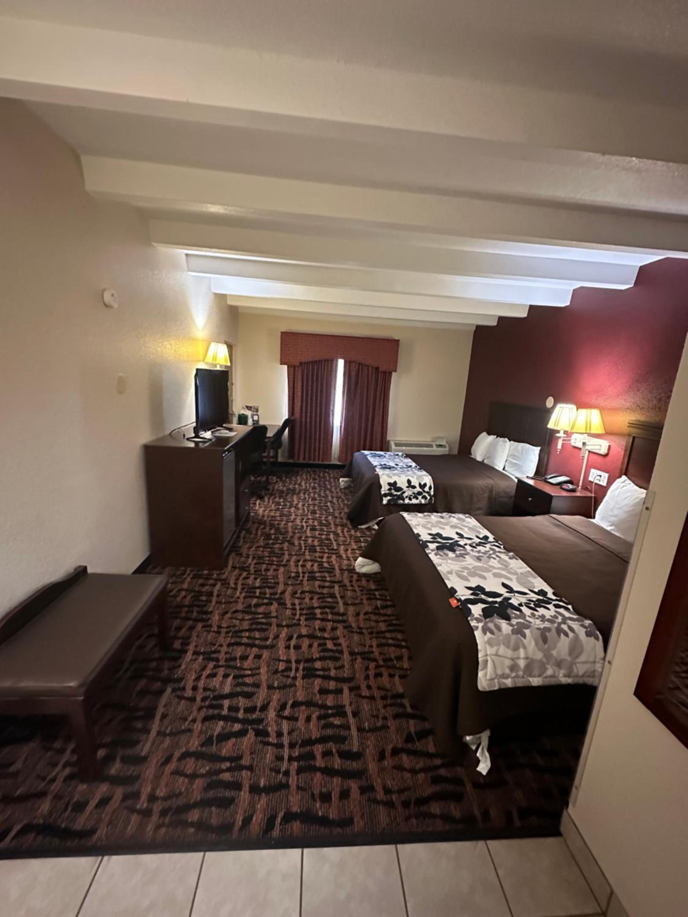 Queen Room with Two Queen Beds - Non-Smoking photo 2