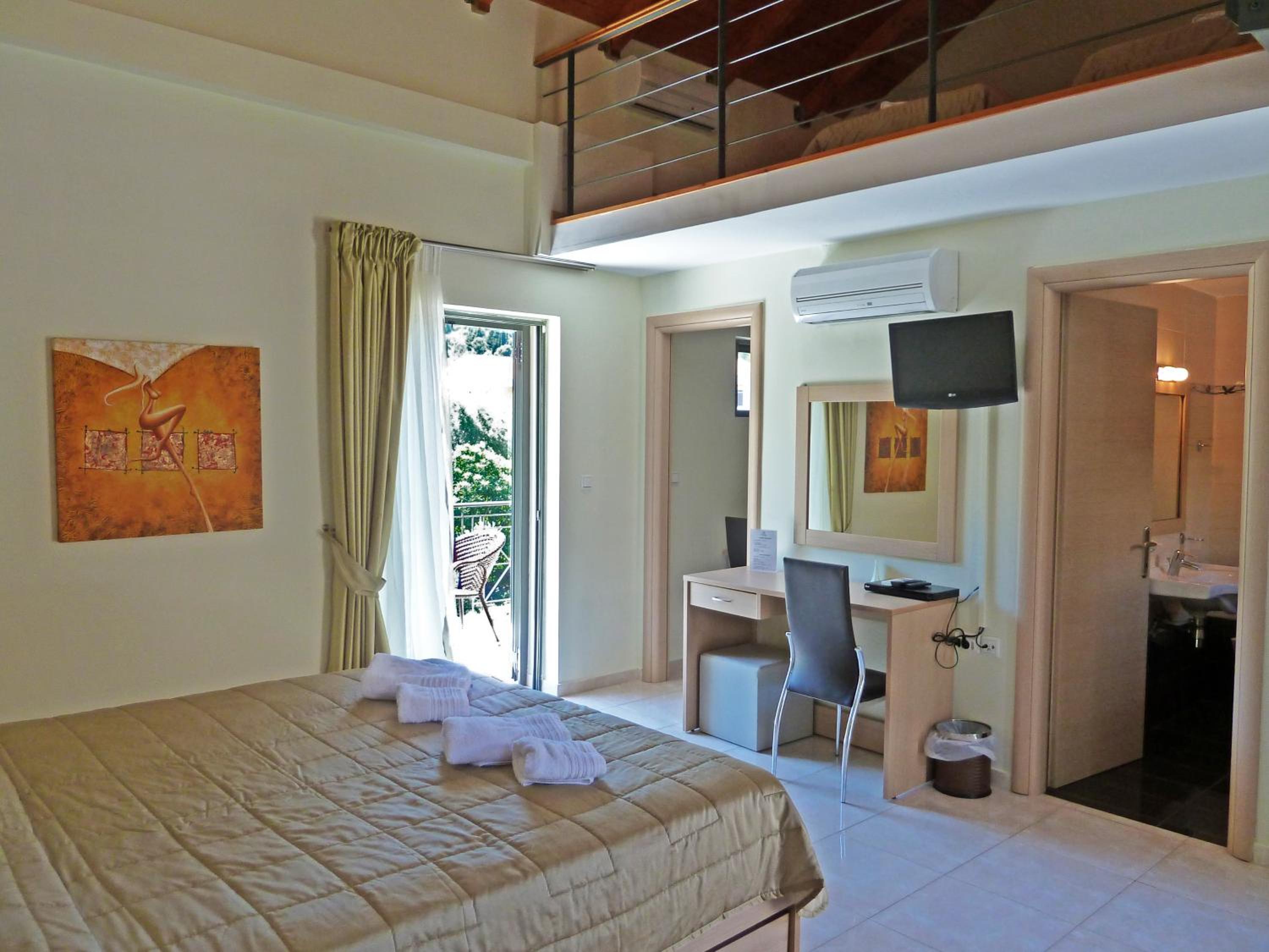 Superior Split Level Apartment photo 1