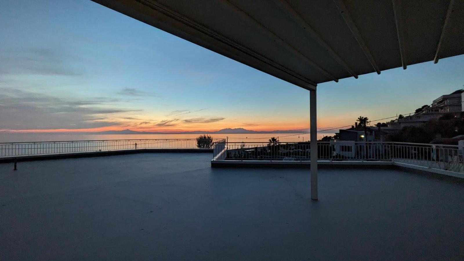 Two-Bedroom Apartment with Terrace and Sea View photo 2