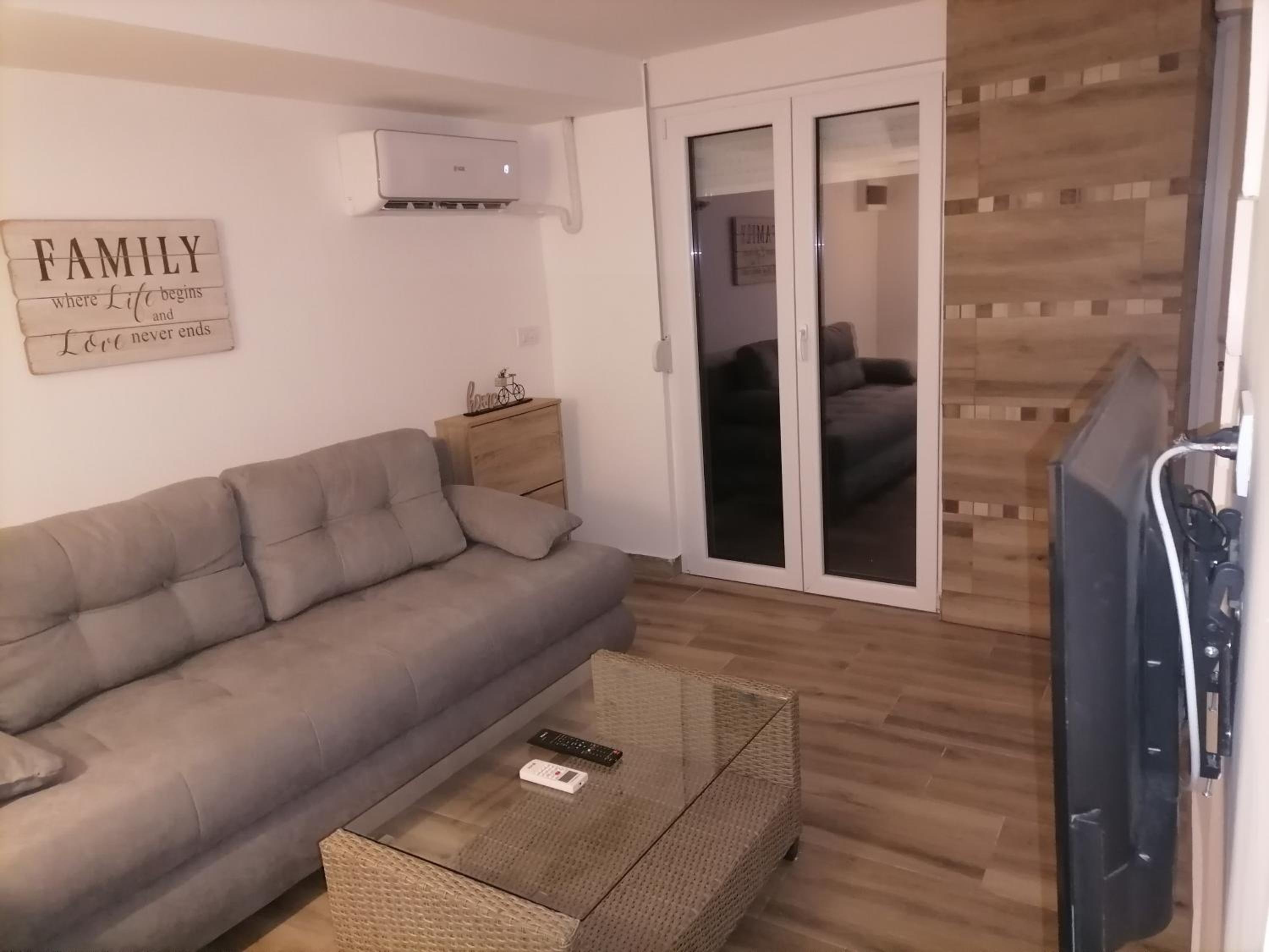 One-Bedroom Apartment photo 1