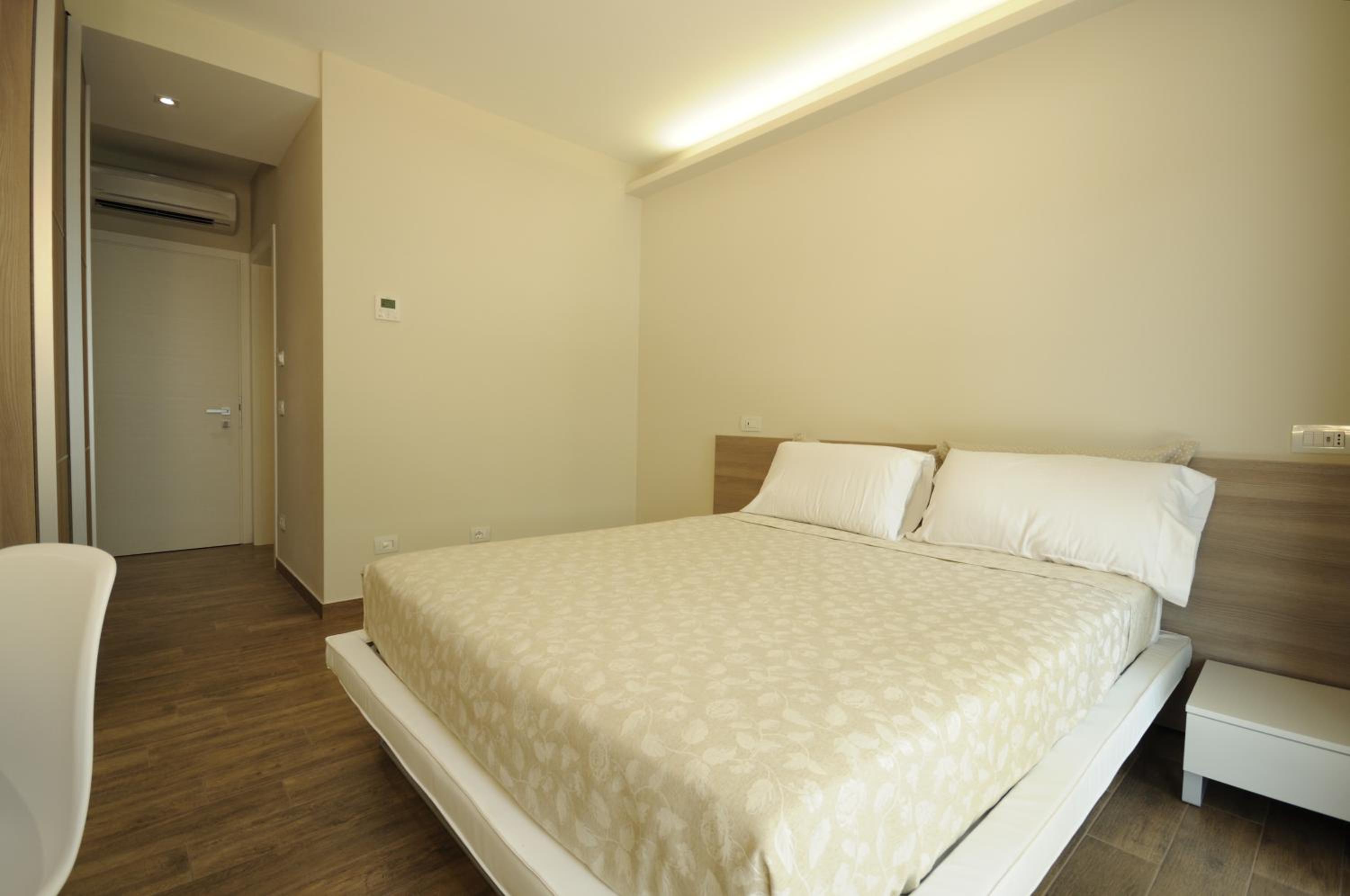Double or Twin Room with Balcony - Photo 3