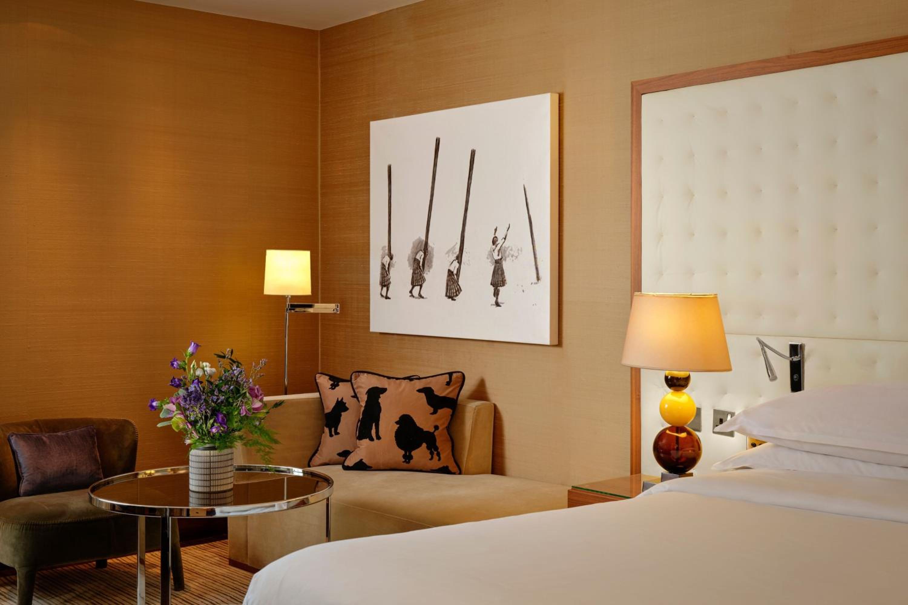 Grand, 2 Bedroom Suite, Castle view thumbnail 5