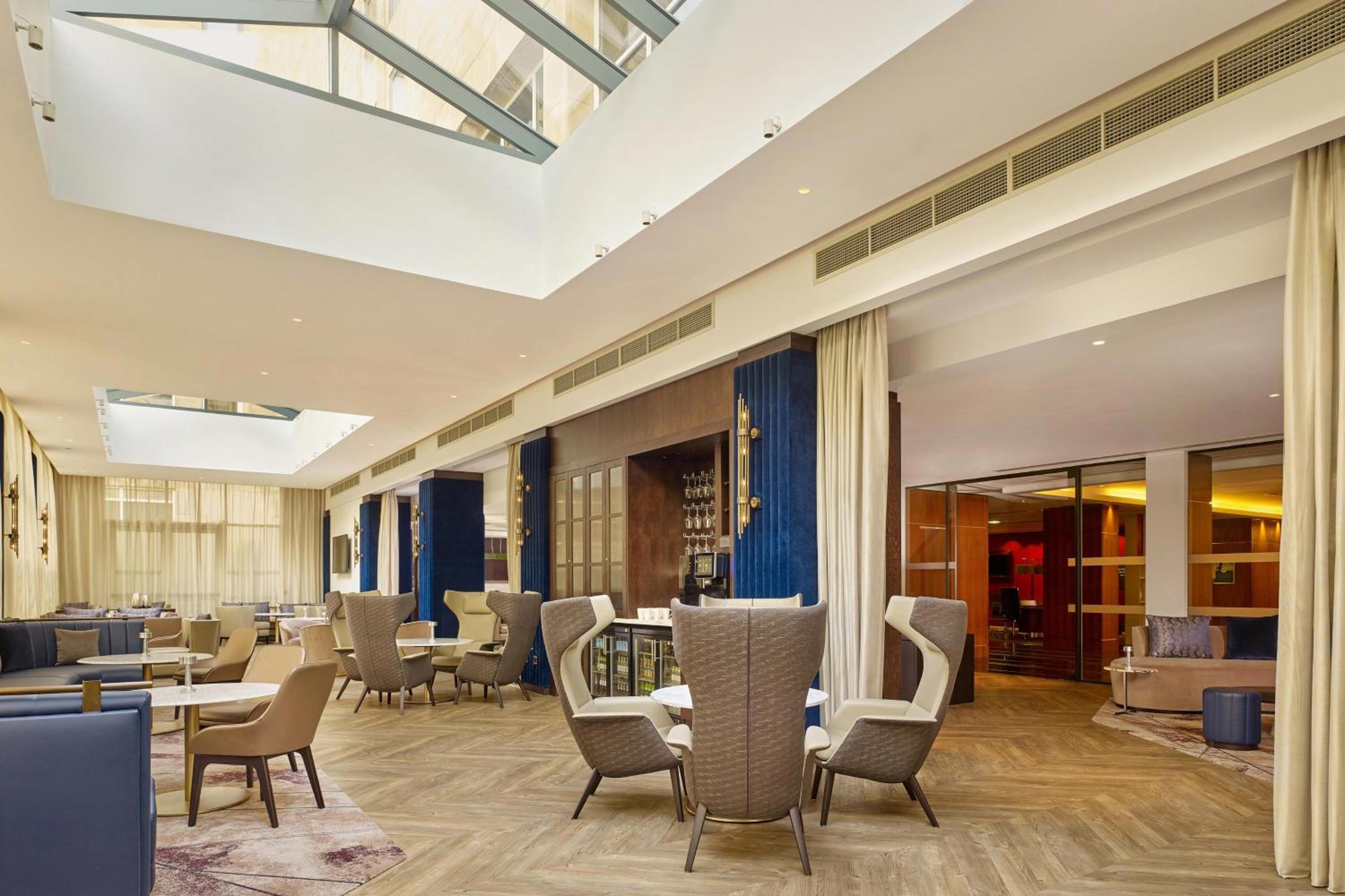 Club Room, Club Lounge access, 1 King - Photo 7