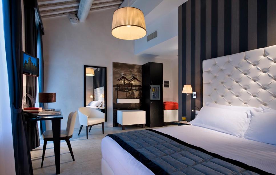 Double or Twin Room - Photo 6