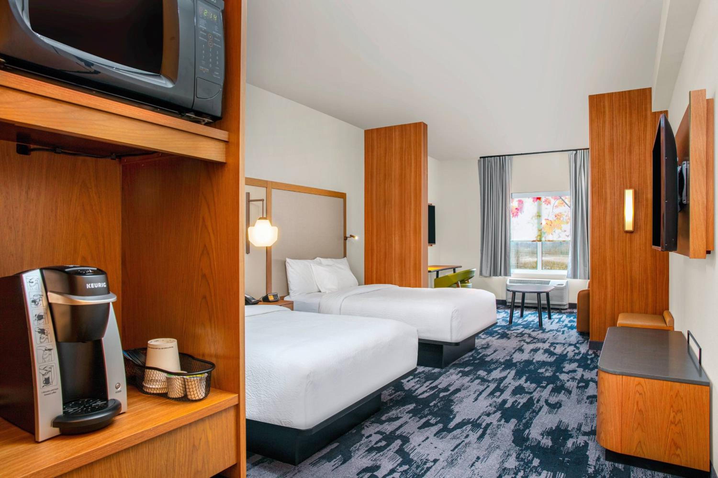 Queen Suite with Two Queen Beds, Sitting Area and Sofa Bed - Photo 3
