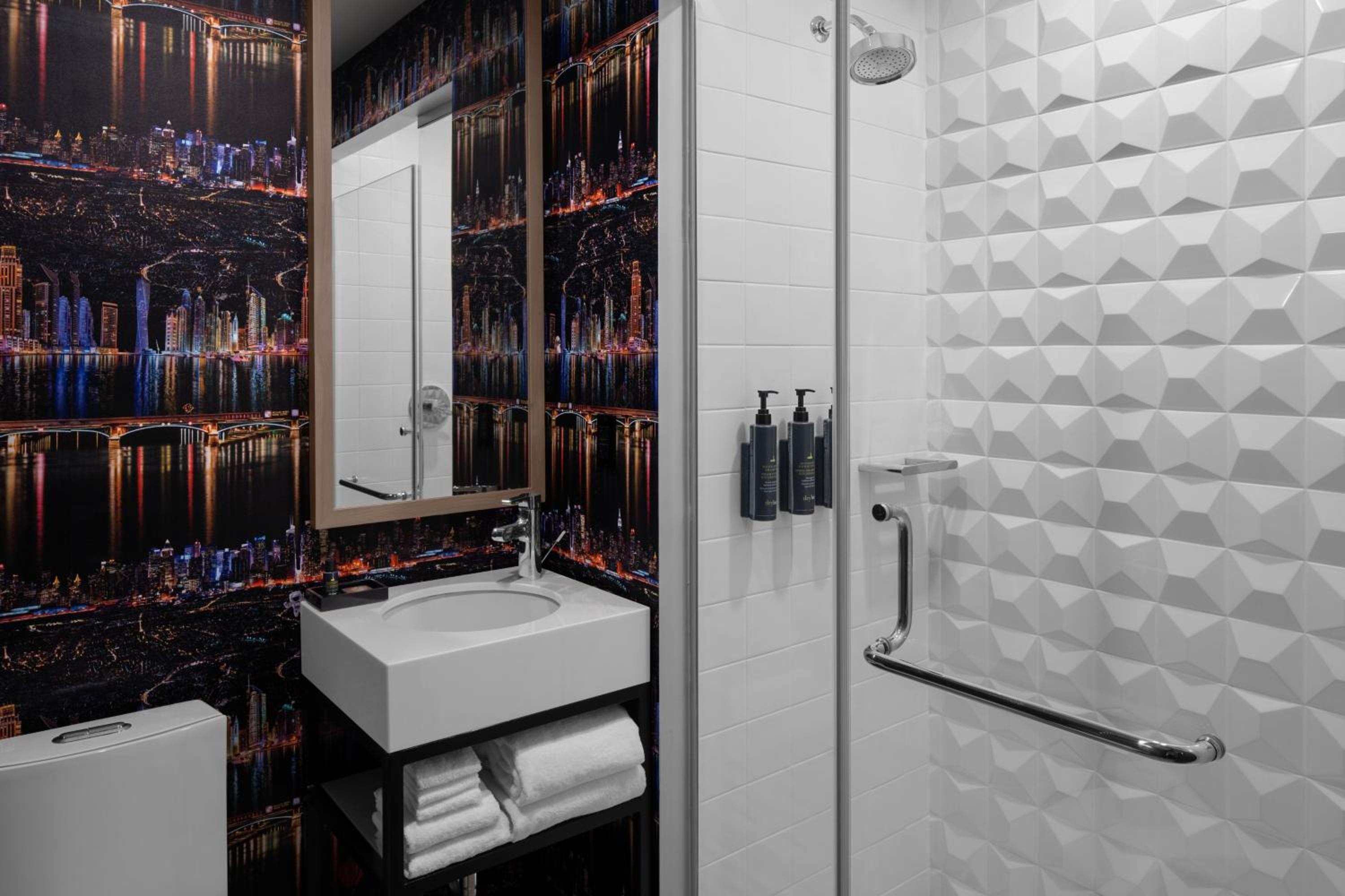 Urban King Room with City View and Adapted Tub - Mobility and Hearing Accessible thumbnail 6