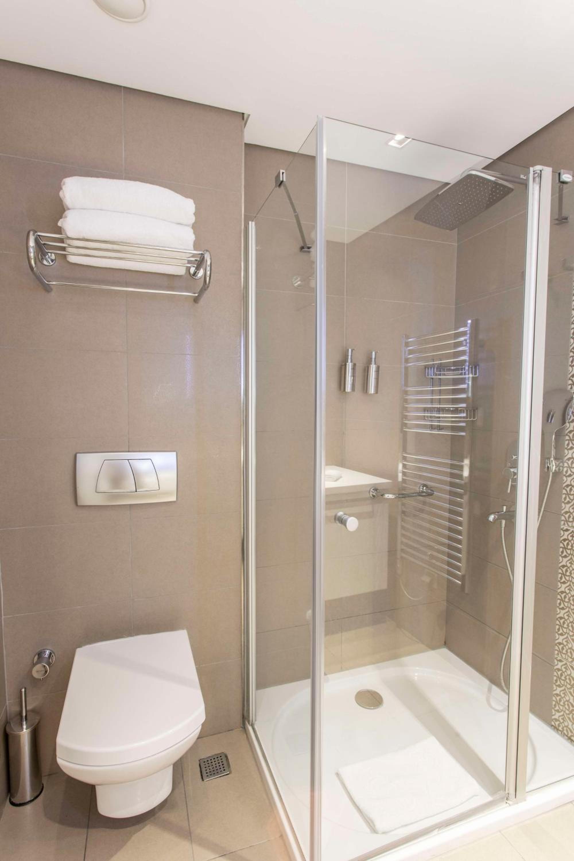 One-Bedroom Apartment with Balcony and View photo 3