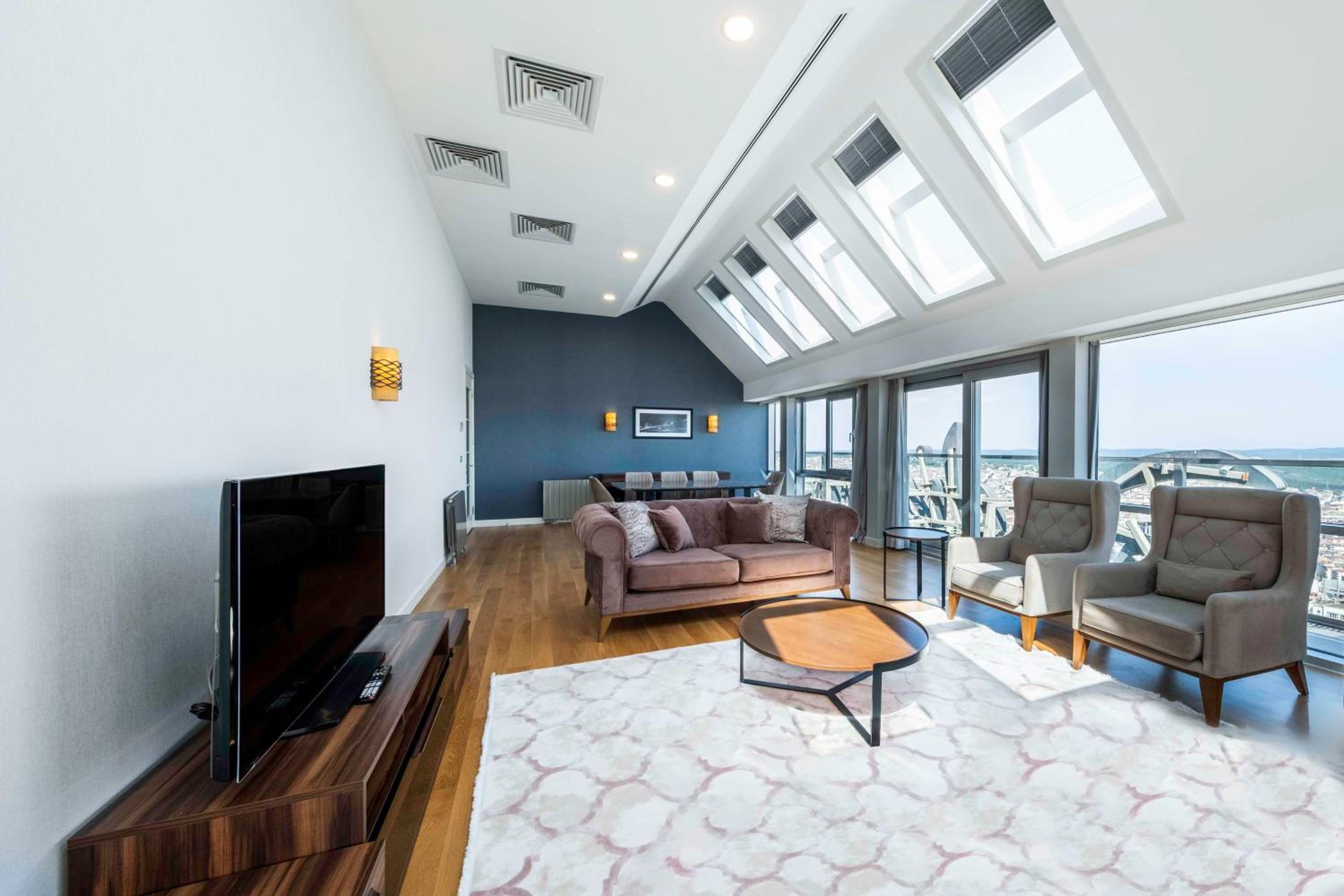 Three-Bedroom Penthouse photo 2