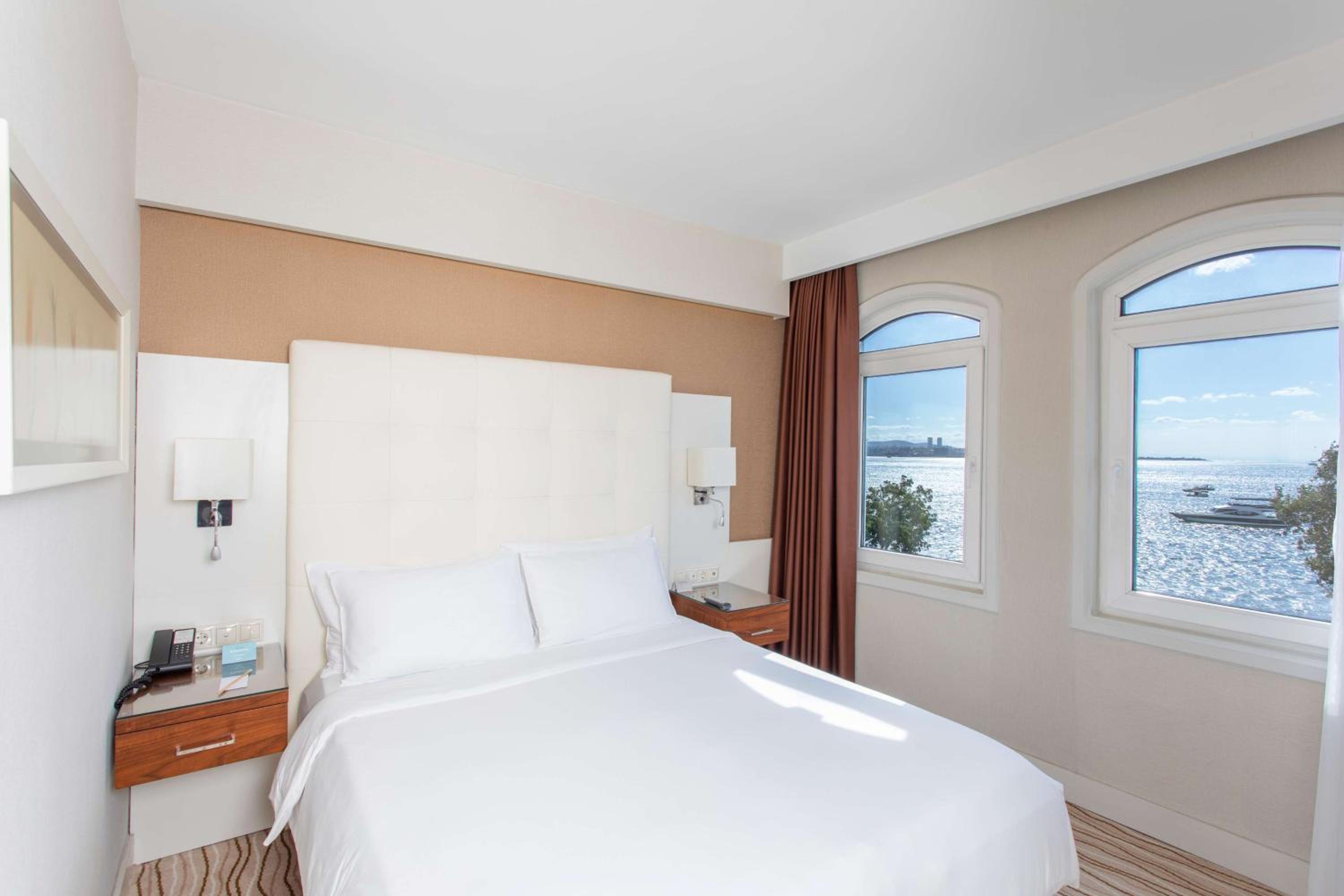 Superior Room with Balcony and Sea View - Non-Smoking photo 1