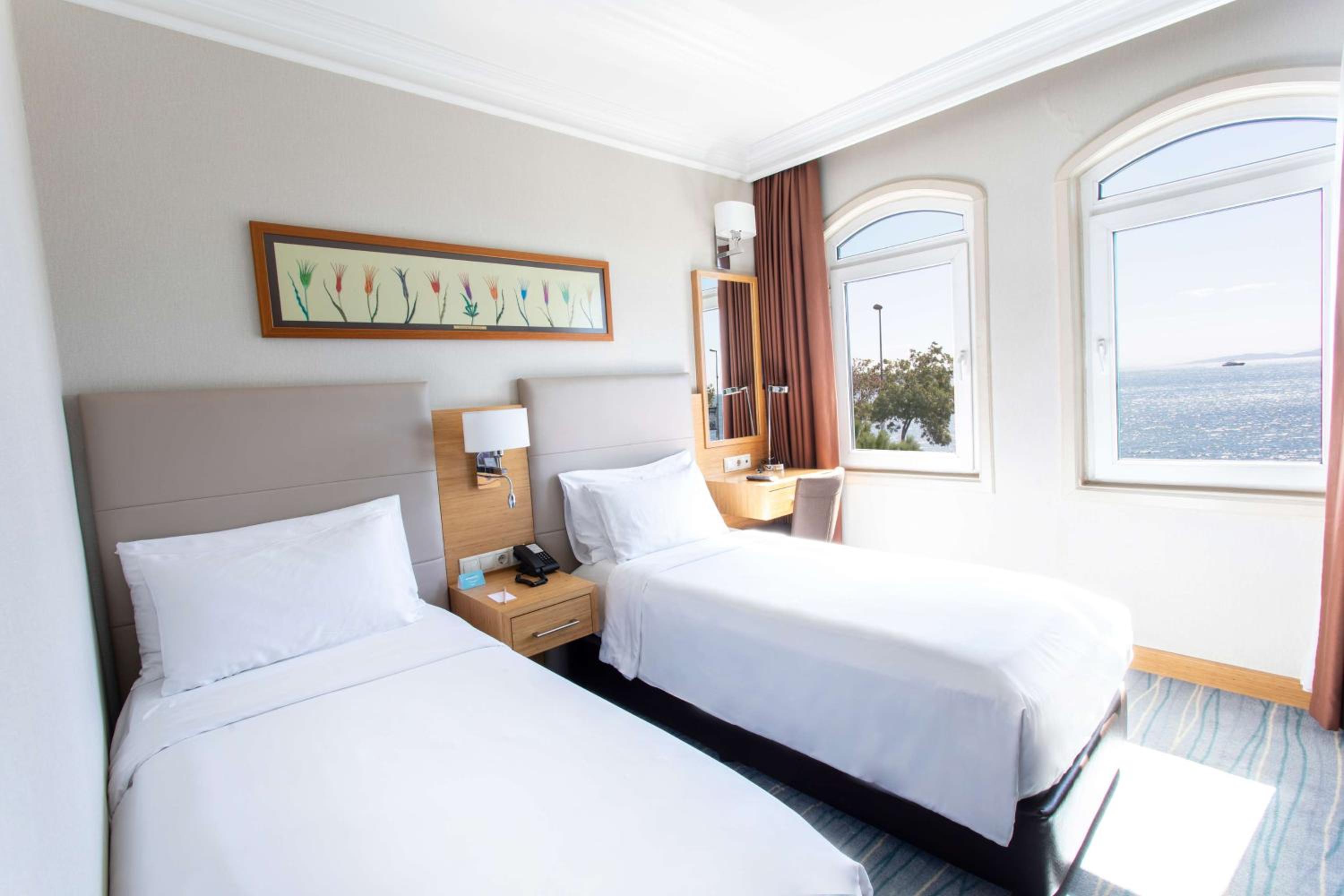 Standard Room with Sea View - Non-Smoking photo 2