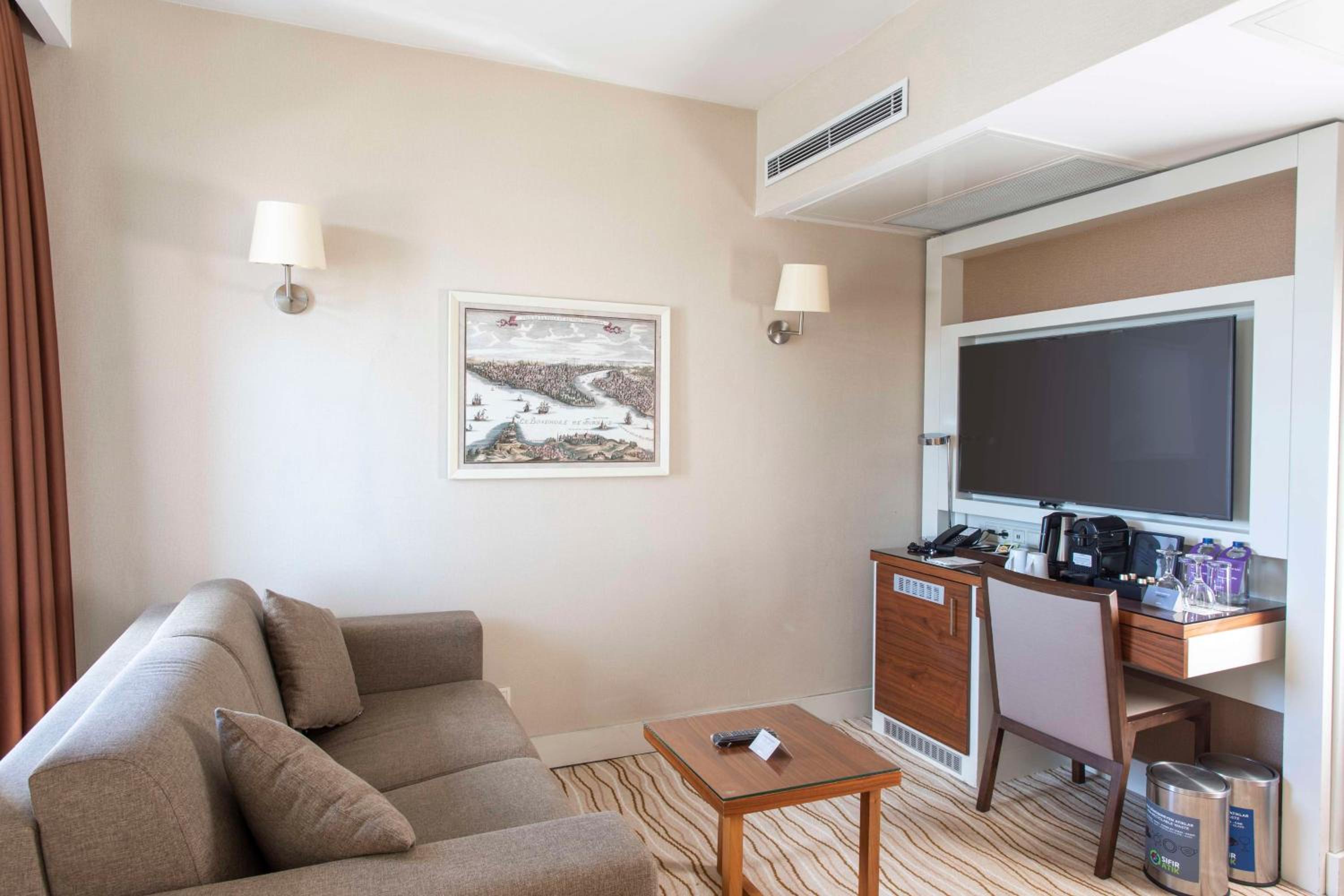 Superior Room with Balcony and Sea View - Non-Smoking photo 2