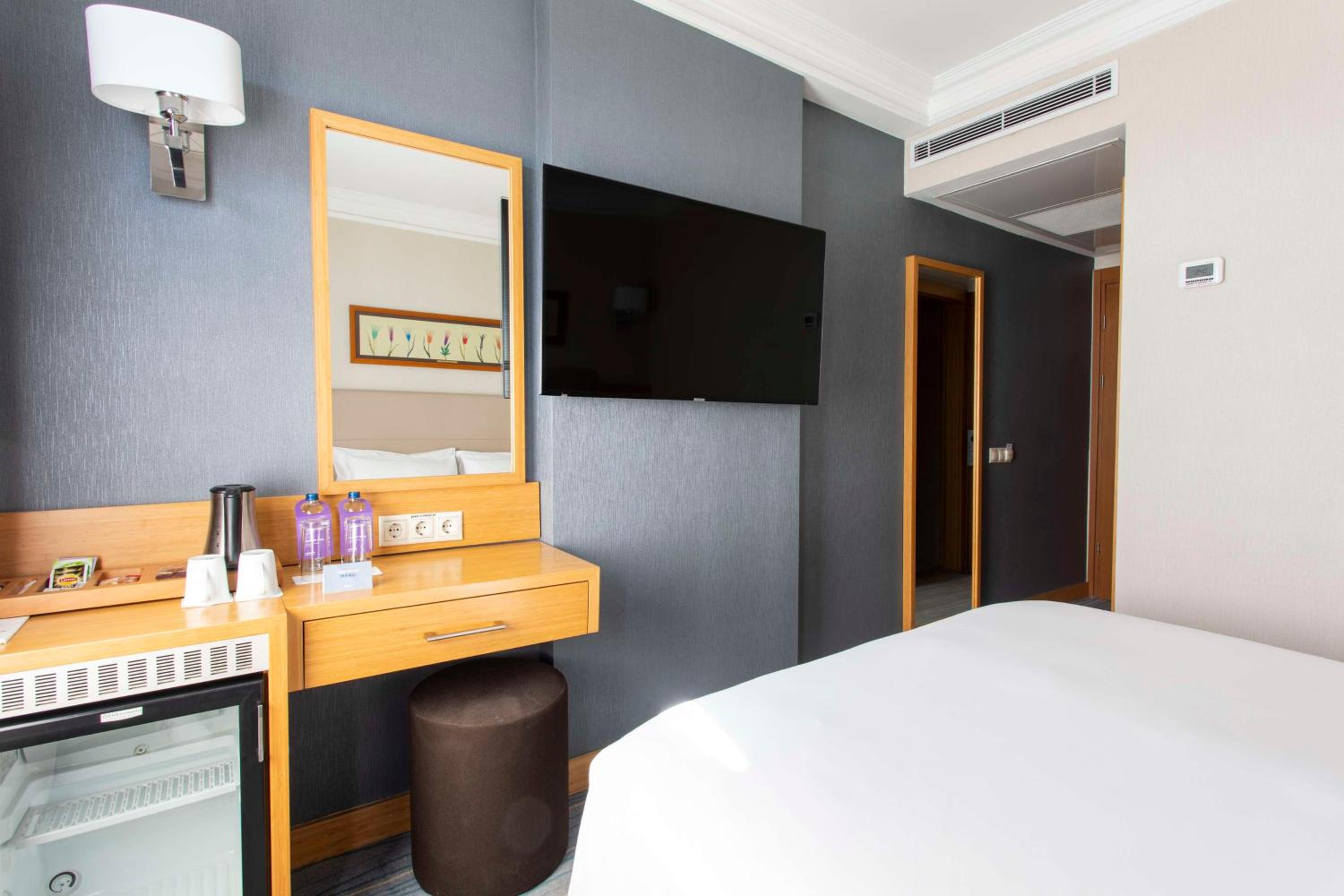 Standard Room with Sea View - Non-Smoking photo 3