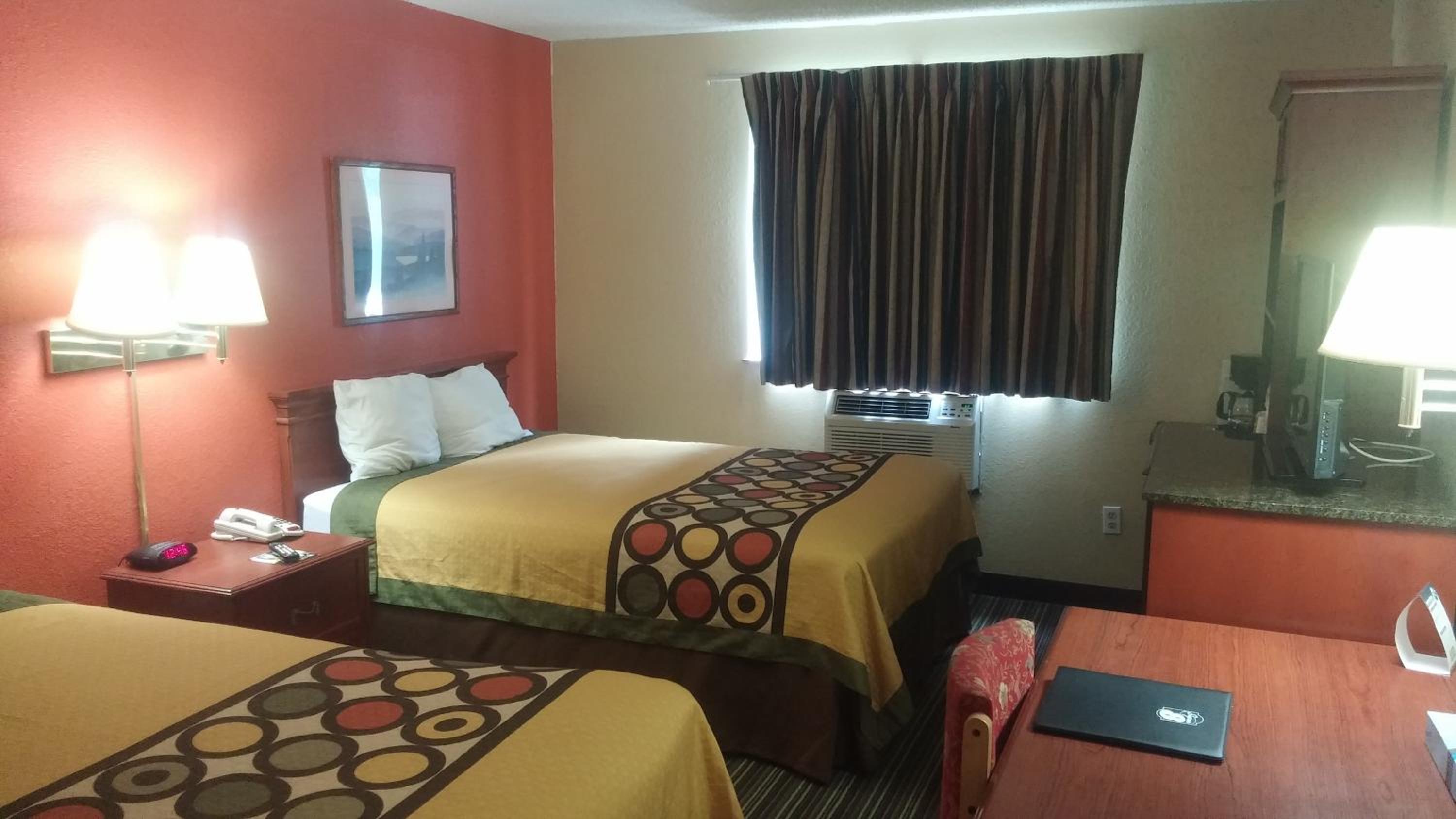 Queen Room with Two Queen Beds - Non-Smoking - Photo 7