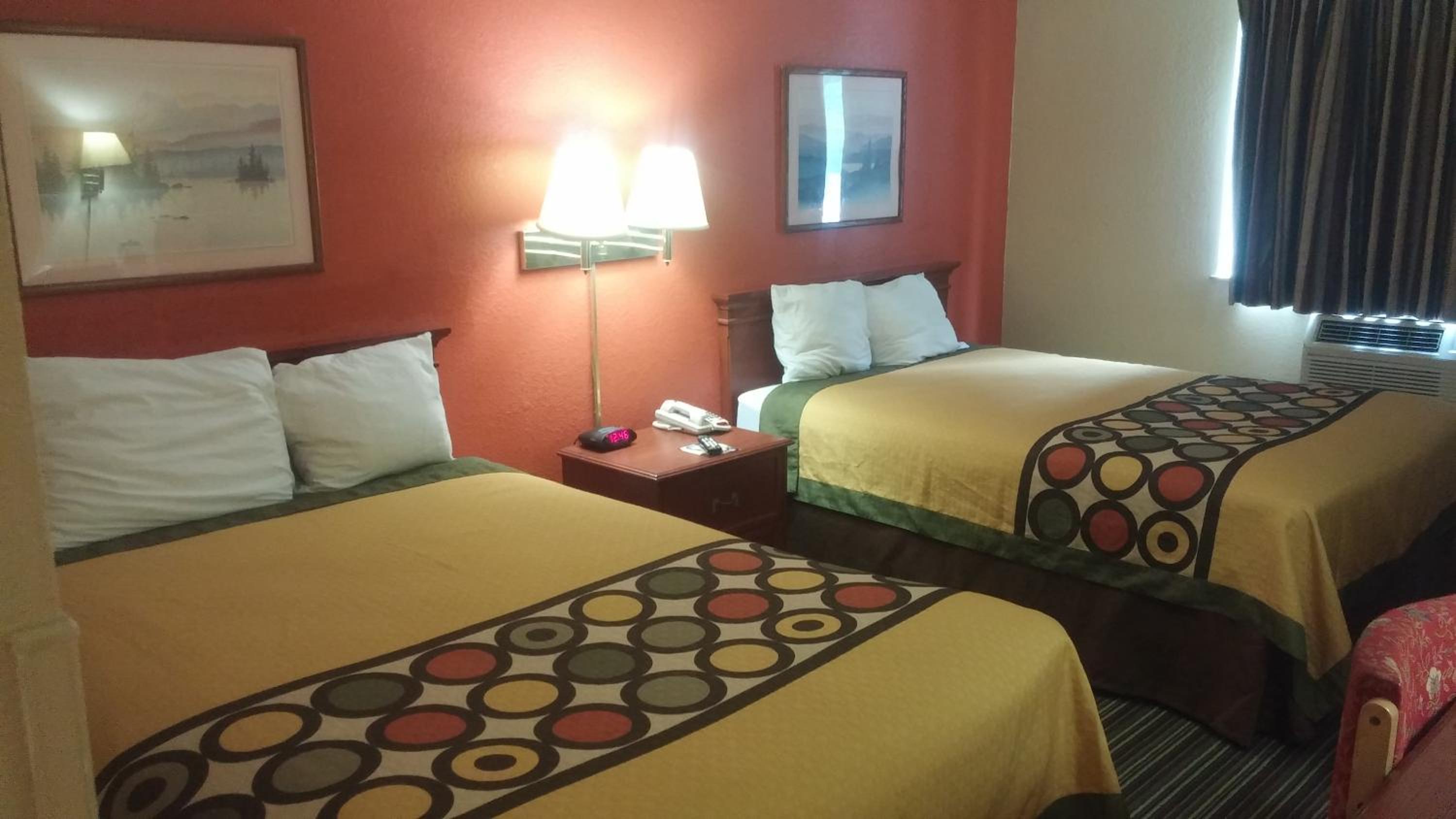 Queen Room with Two Queen Beds - Non-Smoking - Photo 4