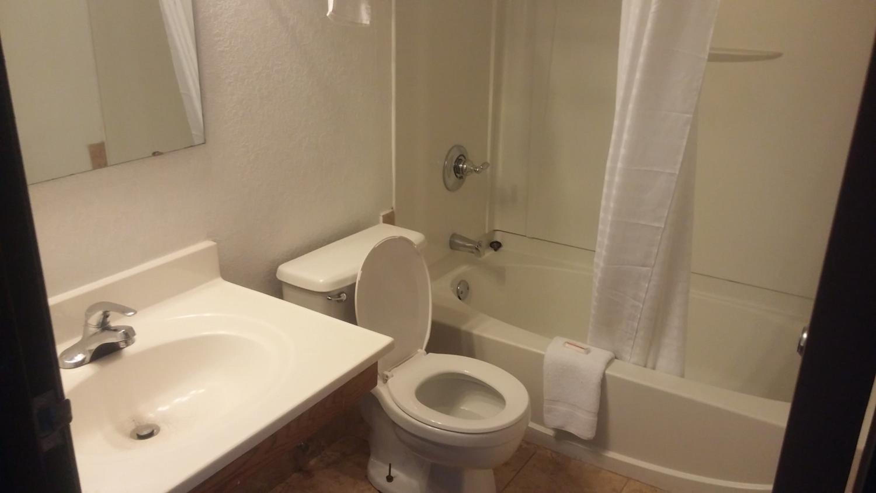 Queen Room with Two Queen Beds - Non-Smoking - Photo 6