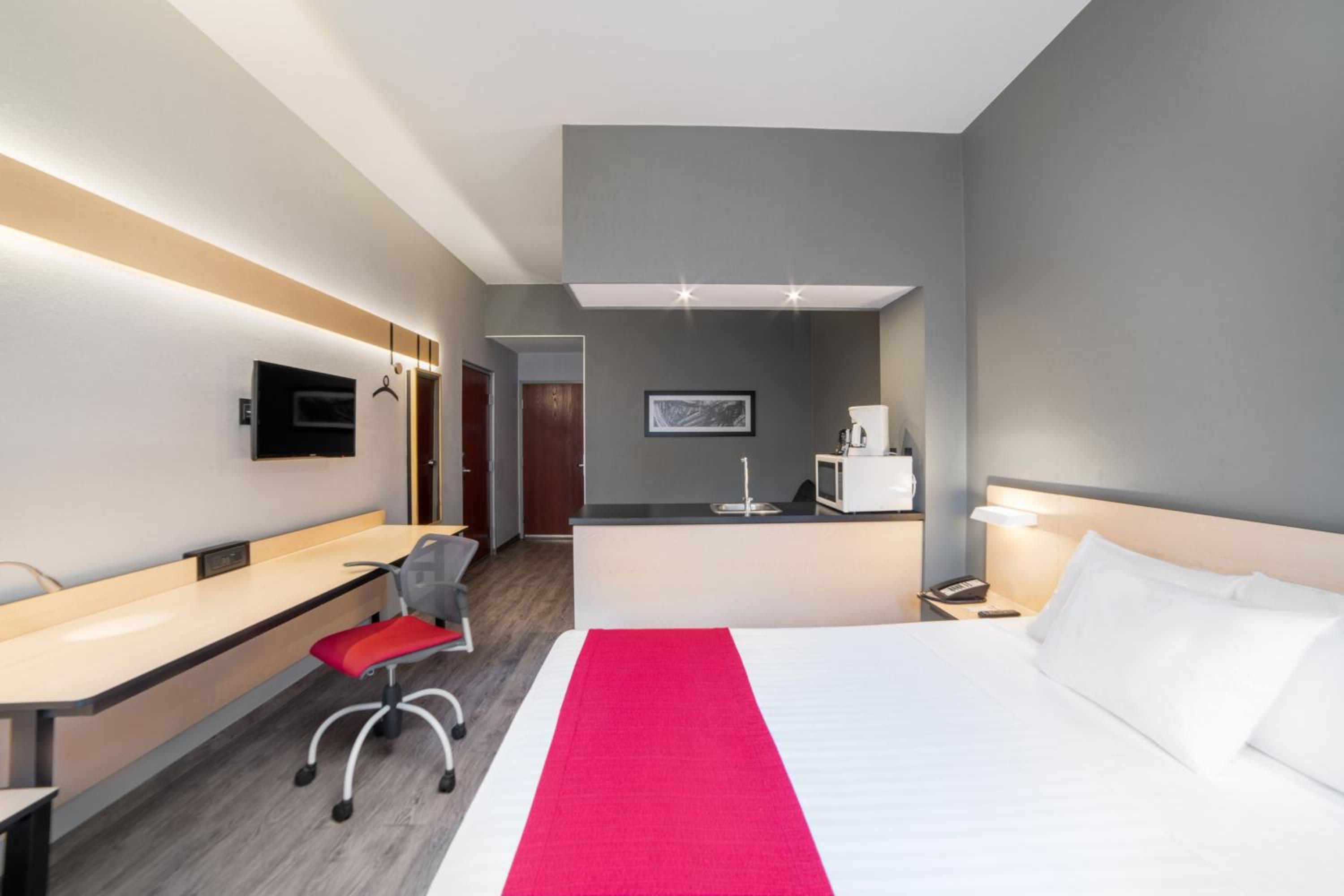 Queen Suite with Sofa Bed - Photo 3
