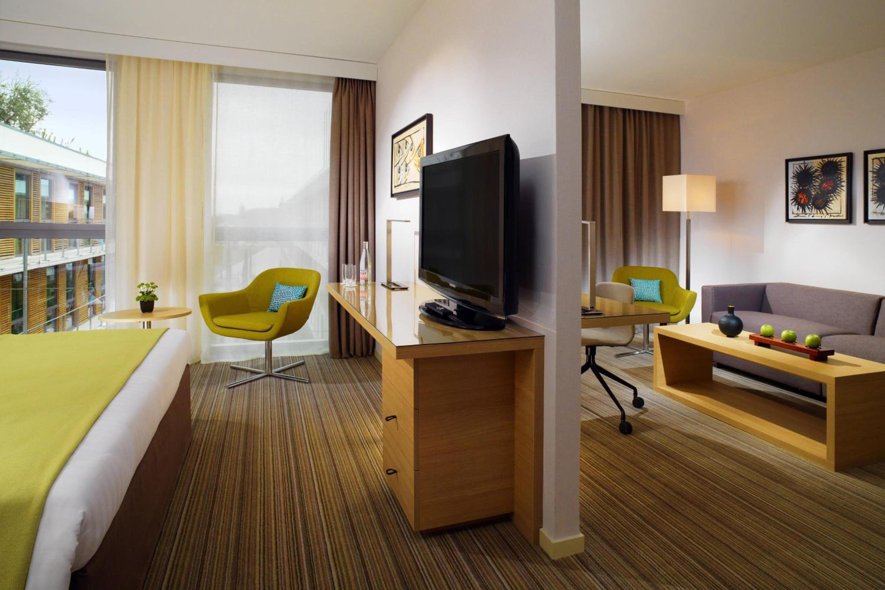 Courtyard Suite, 1 Bedroom 2 room Suite, 1 King photo 3