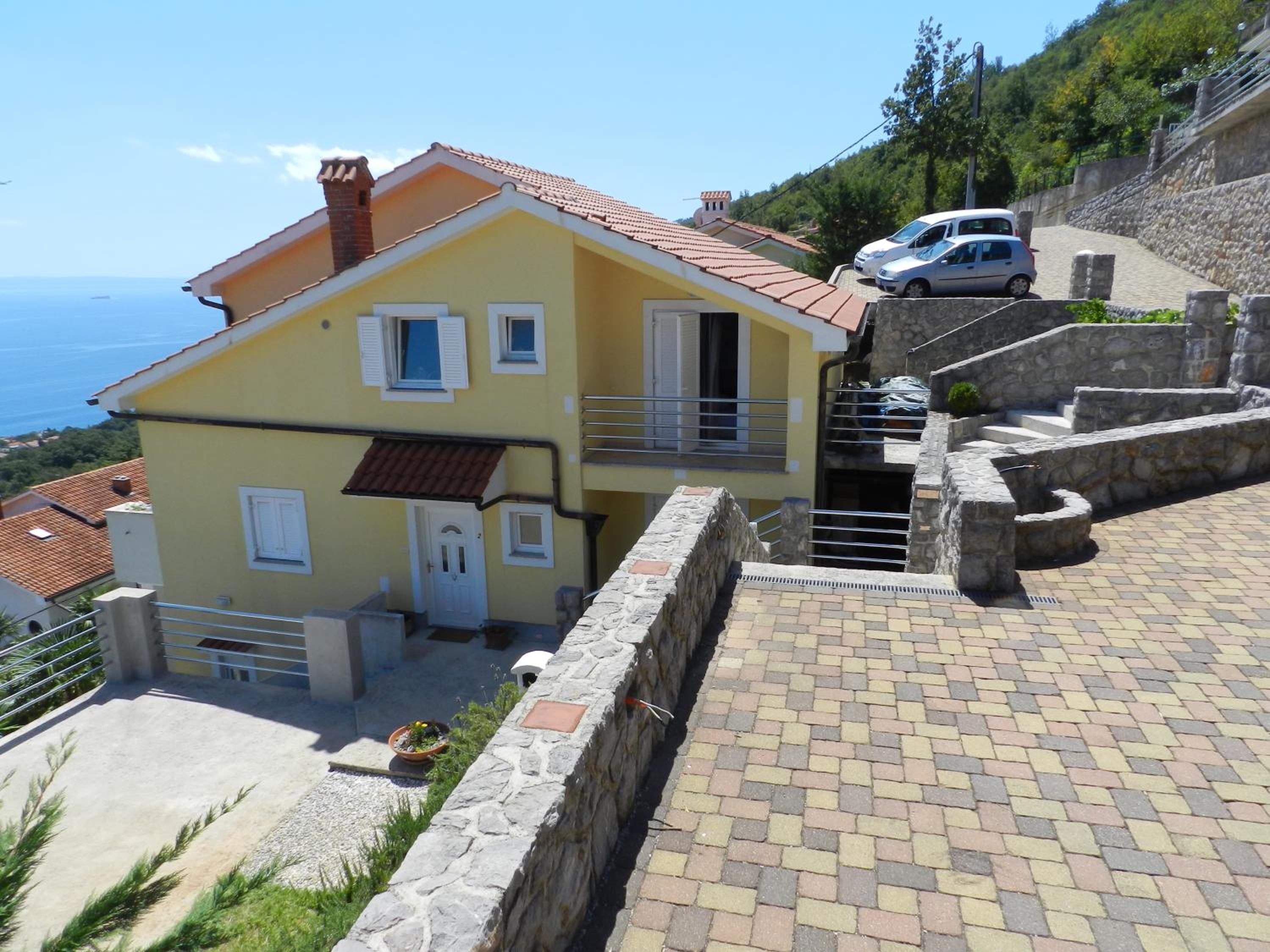 Luxury Three-Bedroom Apartment with Terrace and Sea View  photo 3