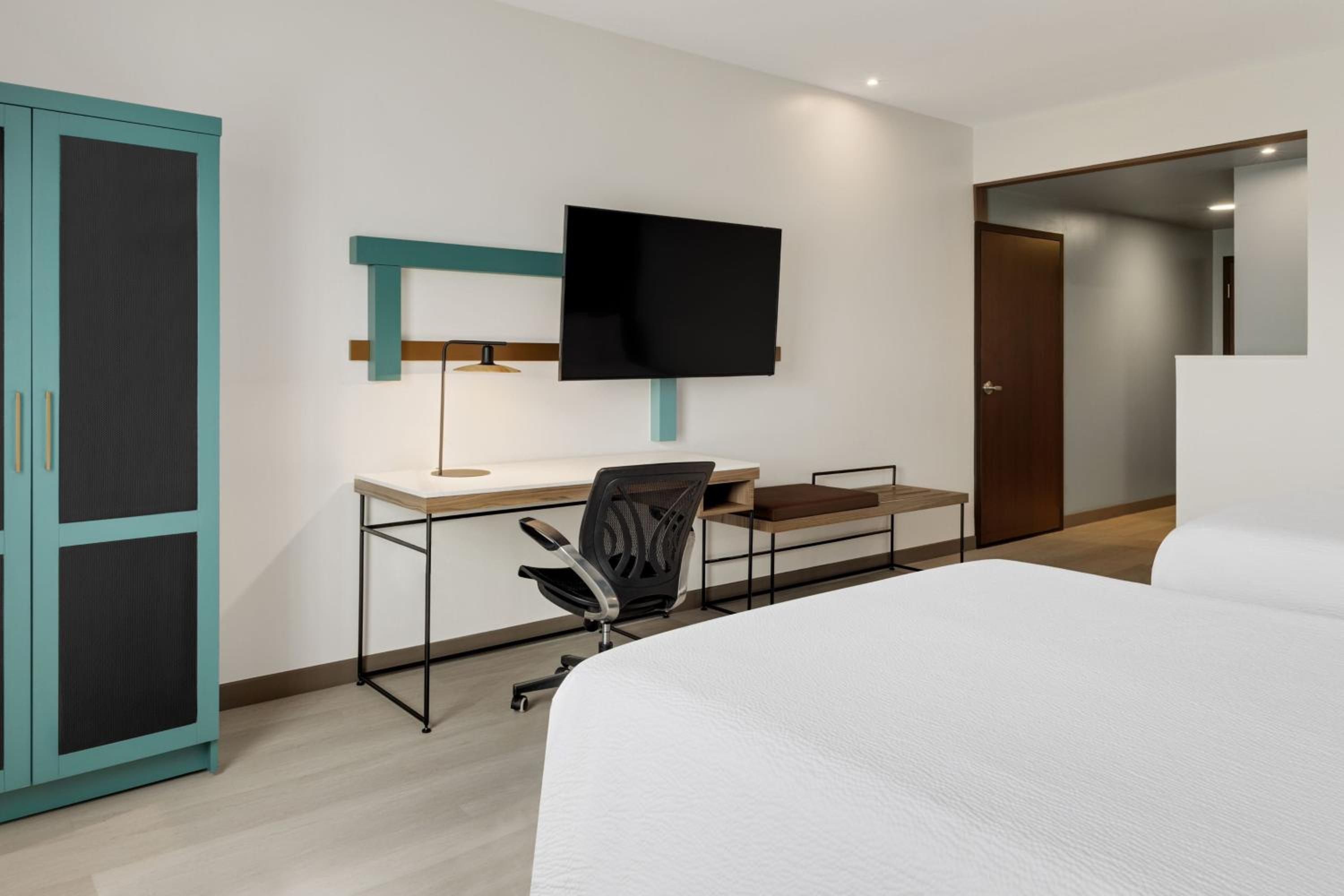 Double Room with Two Queen Beds photo 2