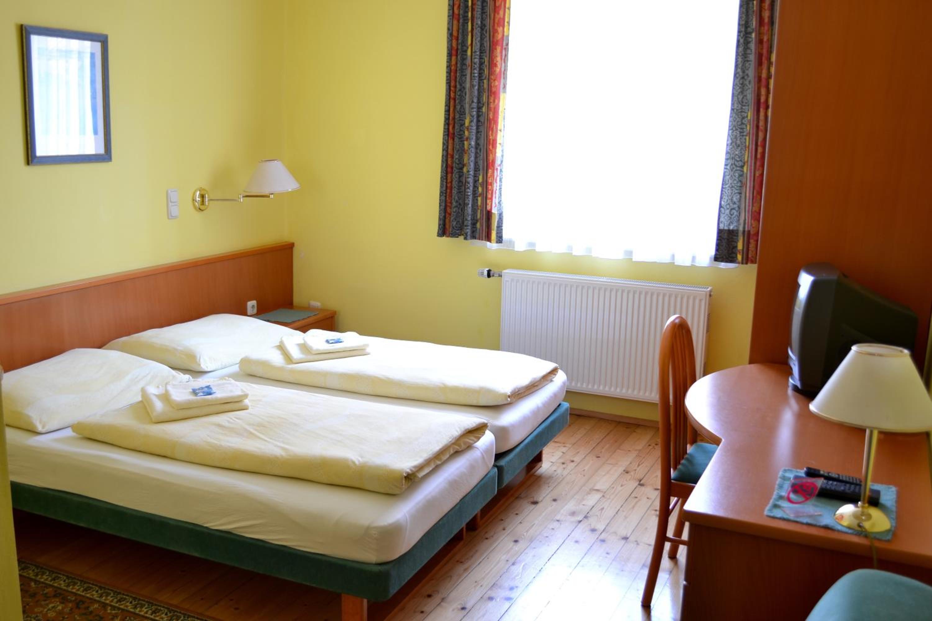 Double Room with Private Bathroom - Photo 4