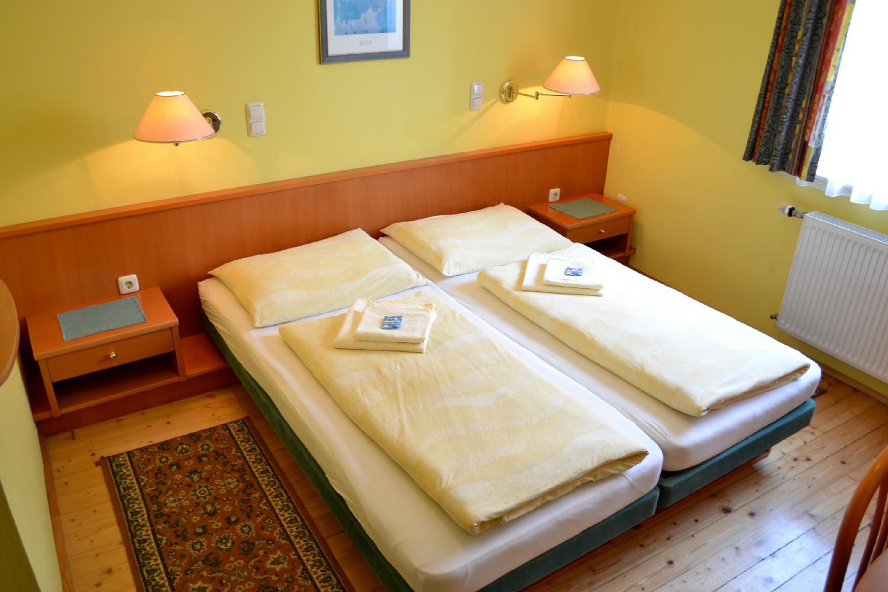 Double Room with Private Bathroom - Photo 2