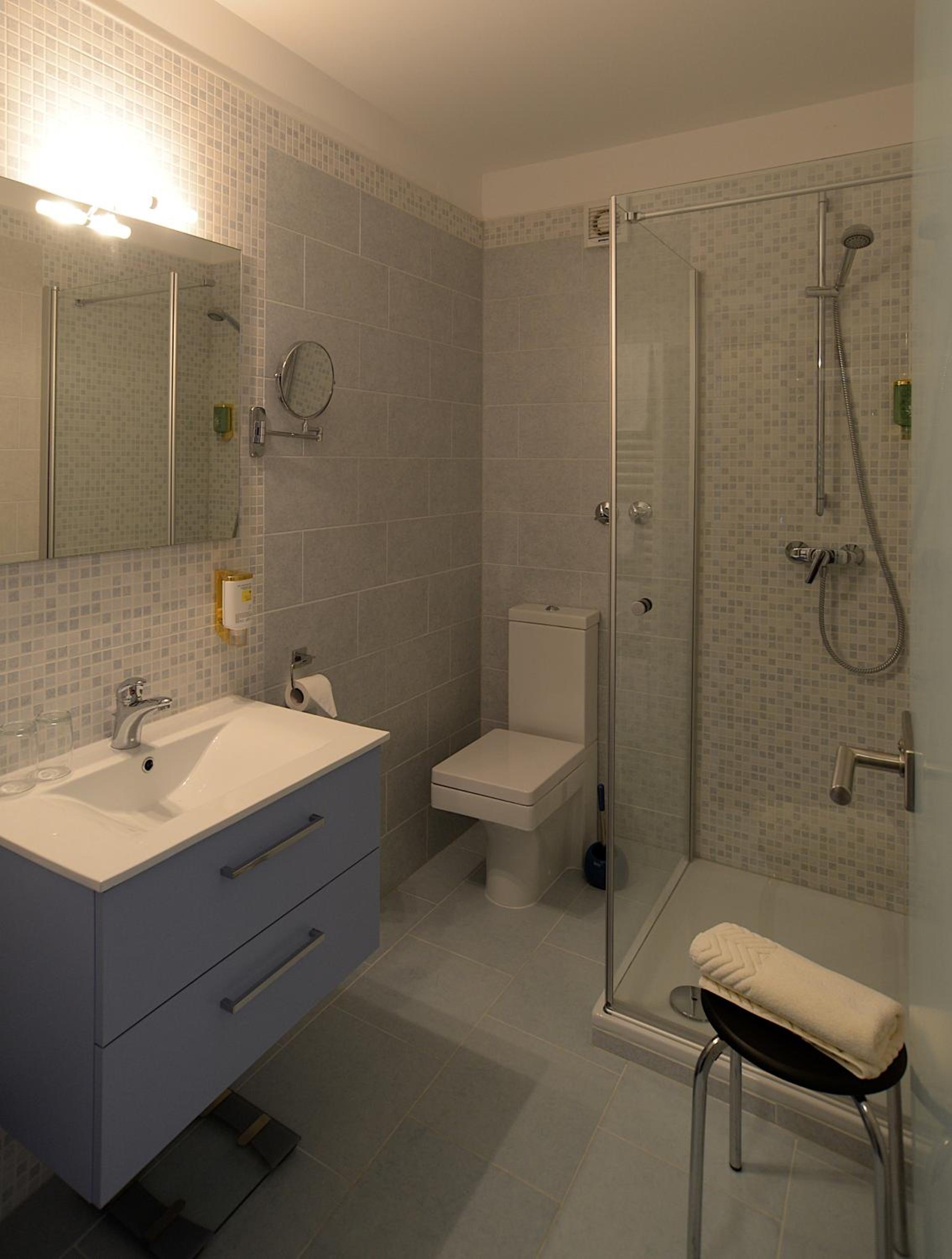 Standard Double Room - Photo 12
