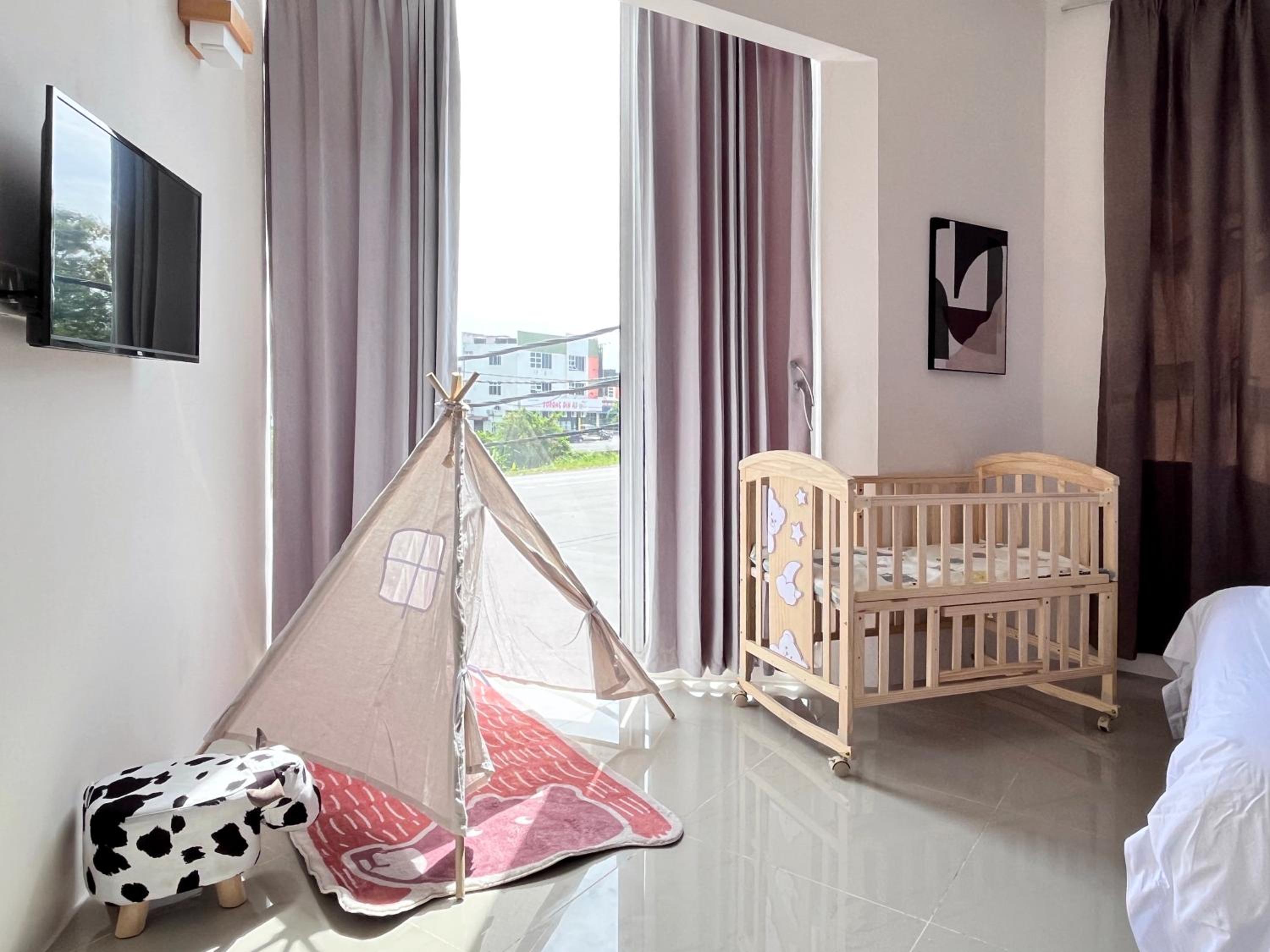 Deluxe Room (2 Adults + 1 Child) - Photo 1